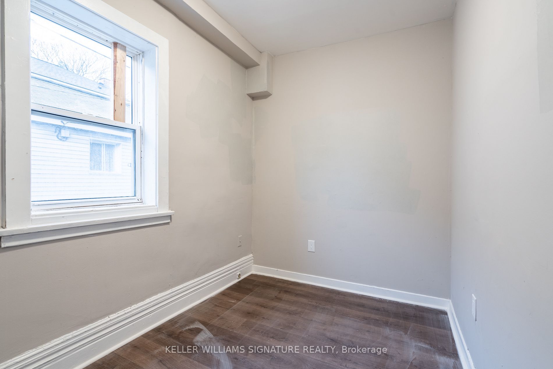 75 Queenston St