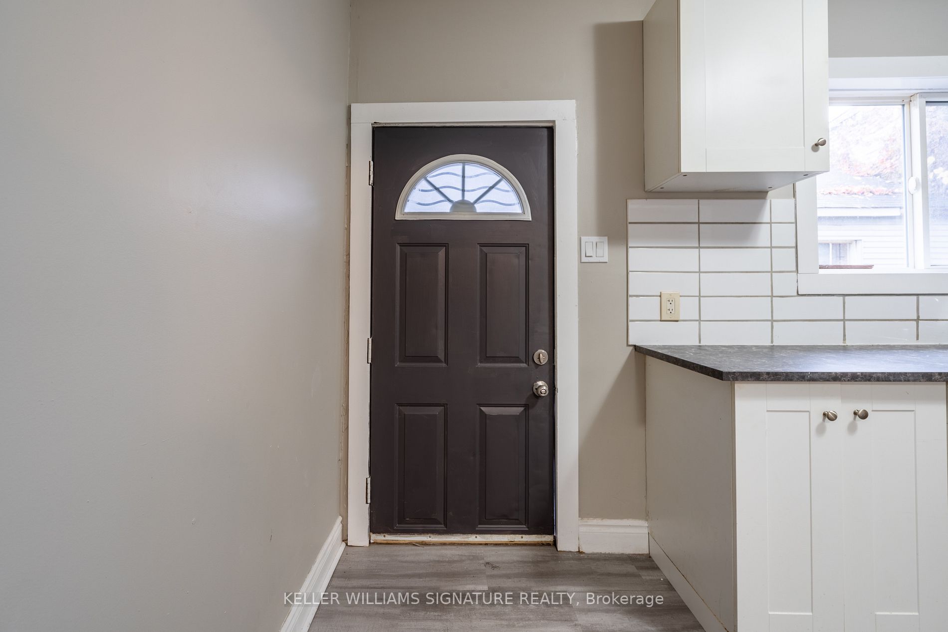 75 Queenston St