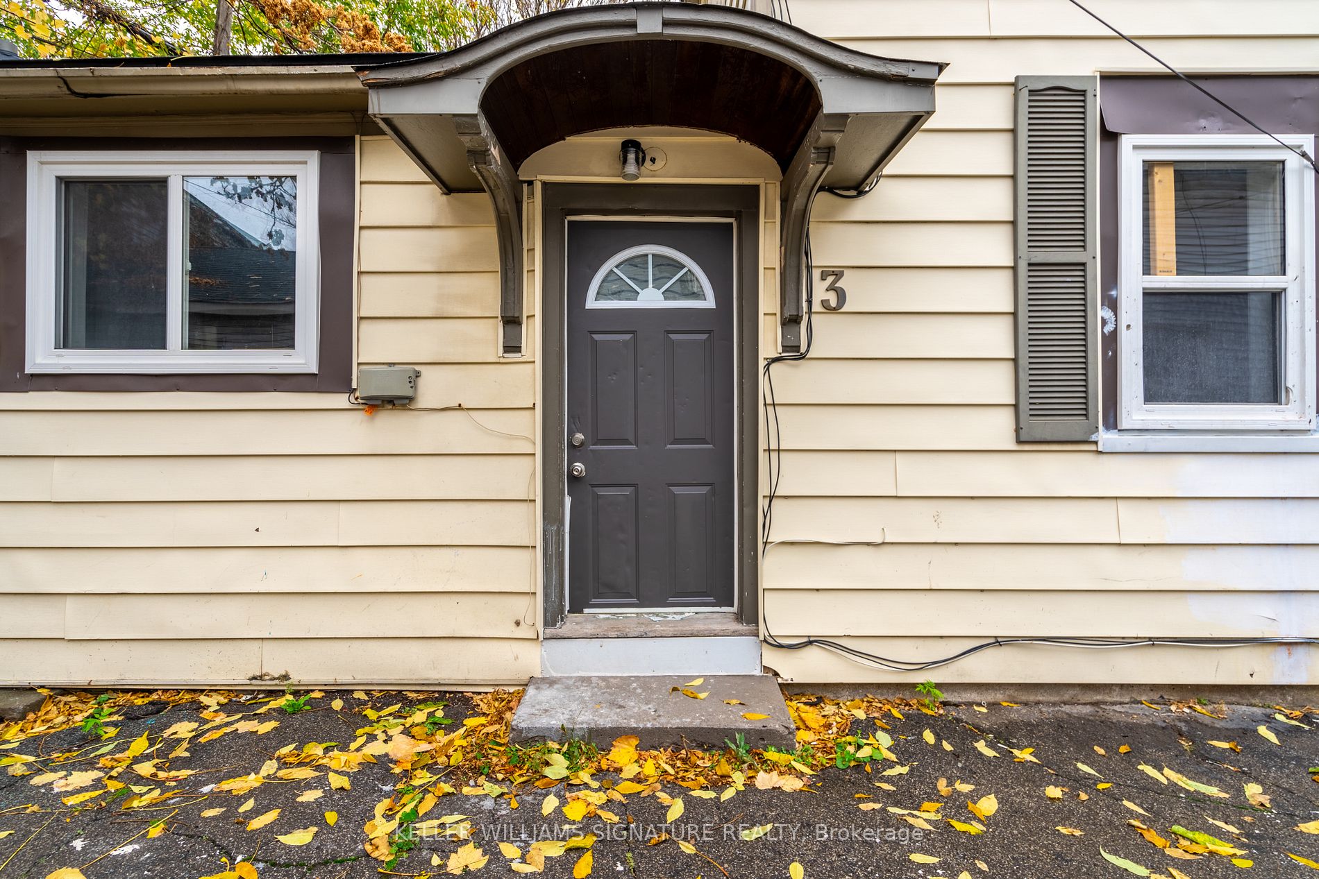 75 Queenston St