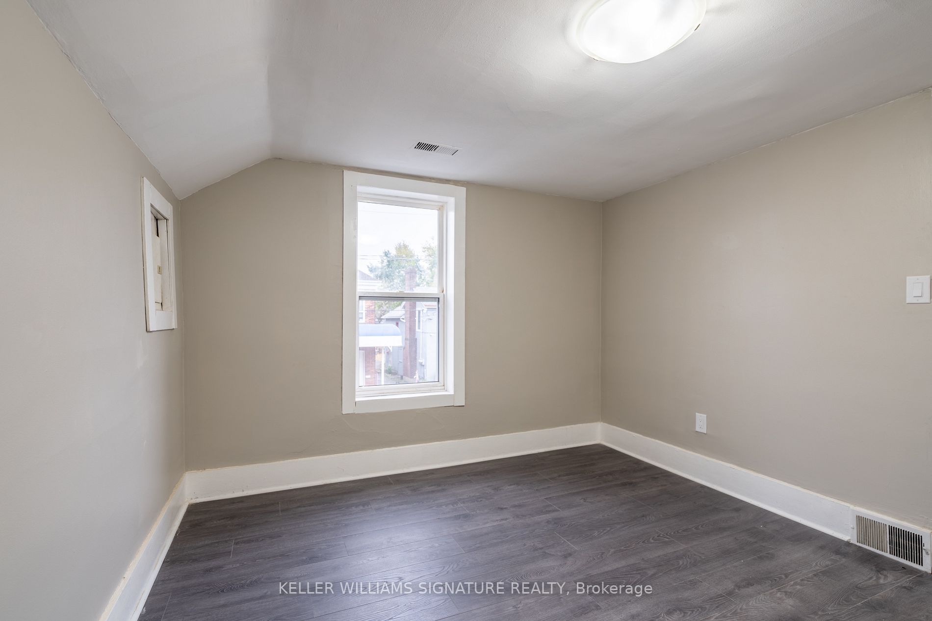 75 Queenston St
