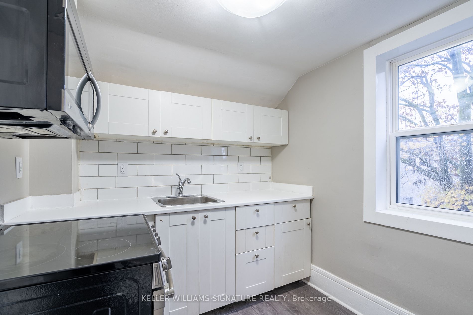 75 Queenston St