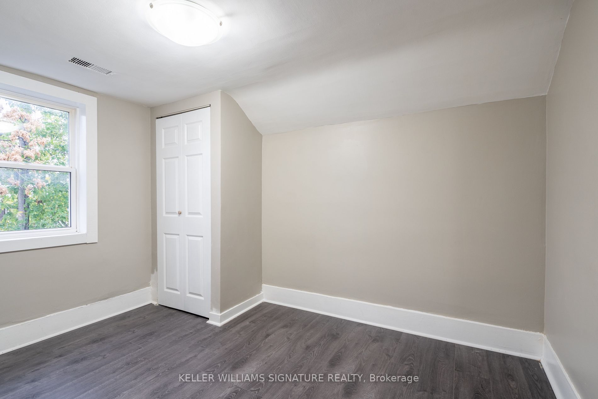 75 Queenston St