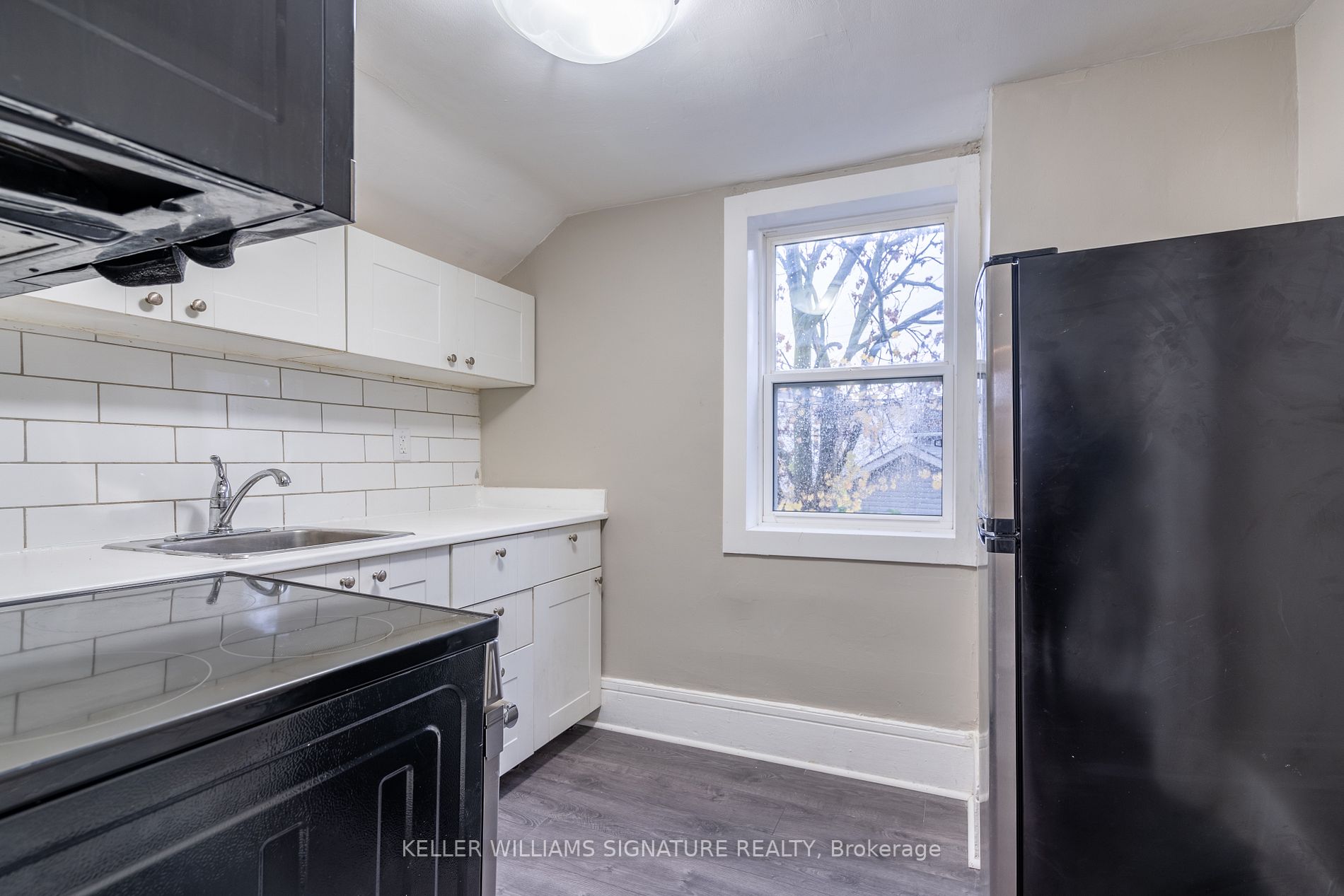 75 Queenston St