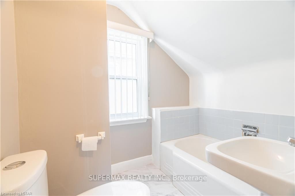 321 Springbank Dr