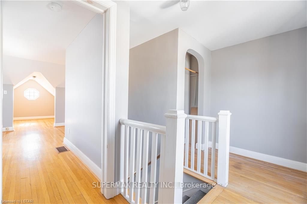 321 Springbank Dr