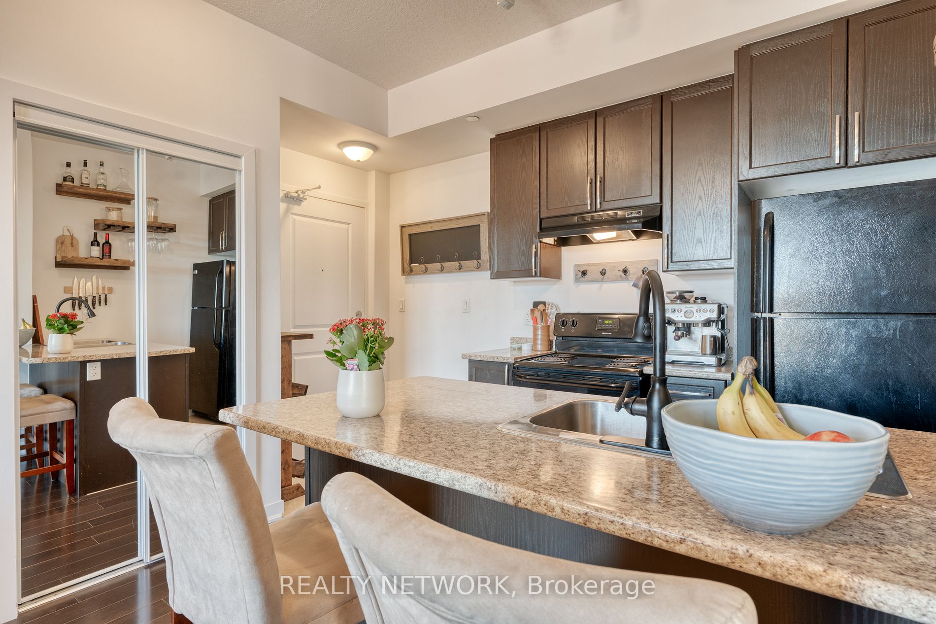 90 Charlton Ave W, #408