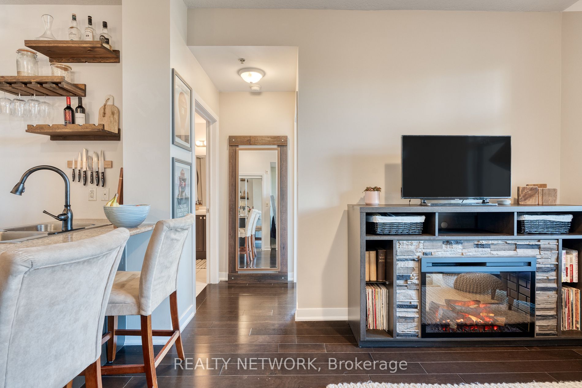 90 Charlton Ave W, #408