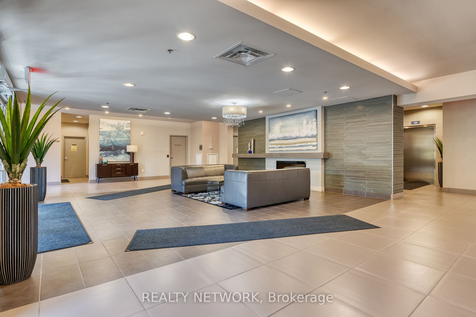 90 Charlton Ave W, #408
