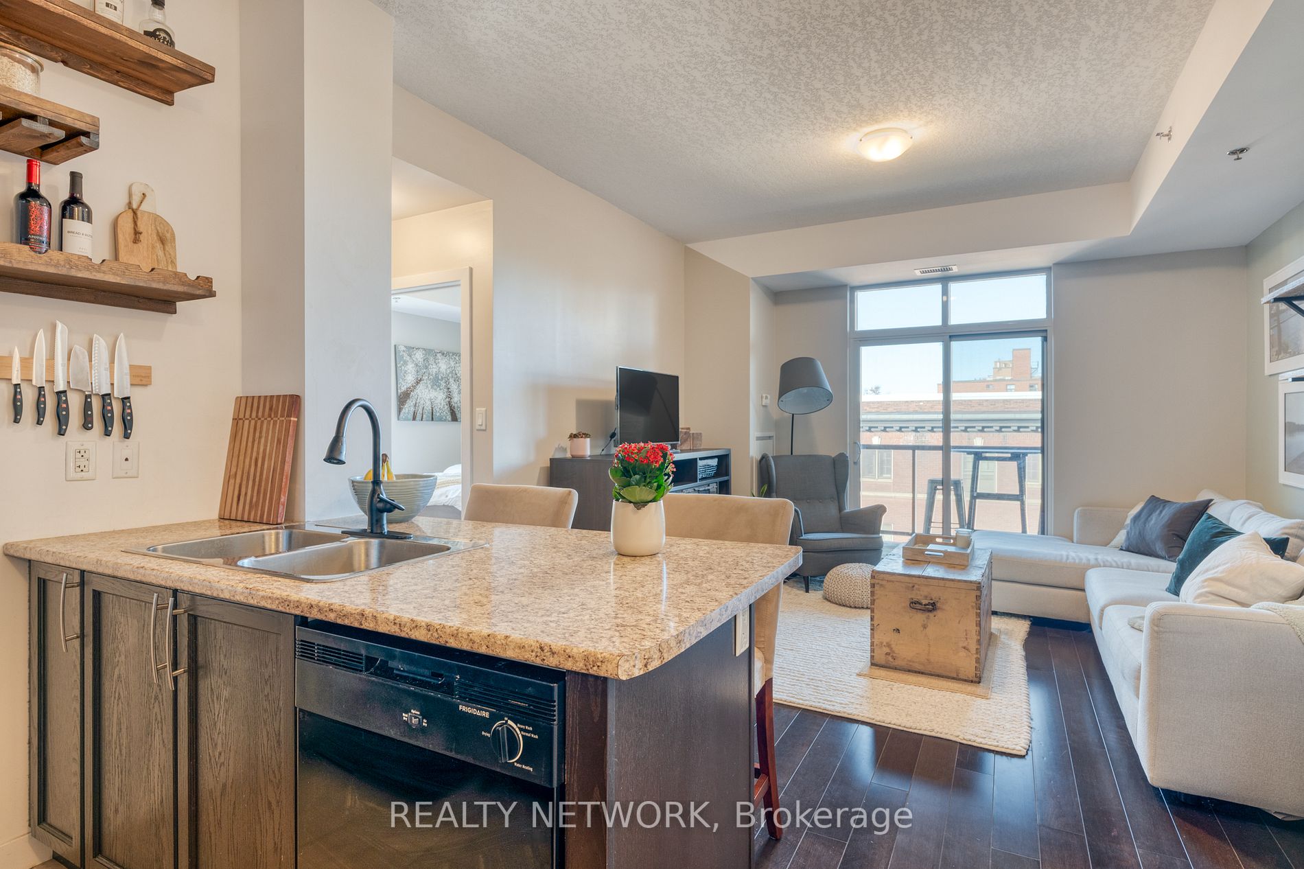 90 Charlton Ave W, #408