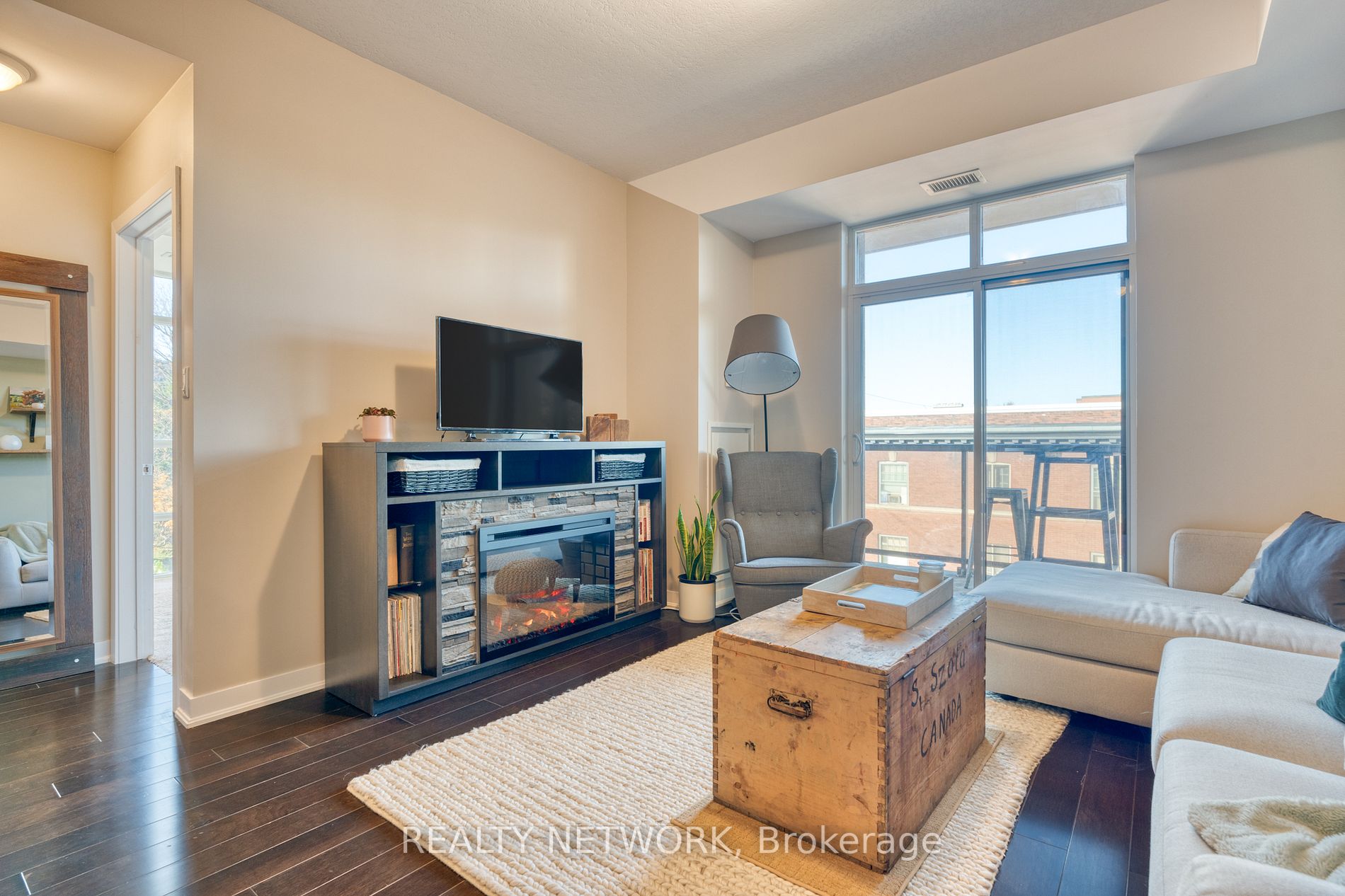 90 Charlton Ave W, #408