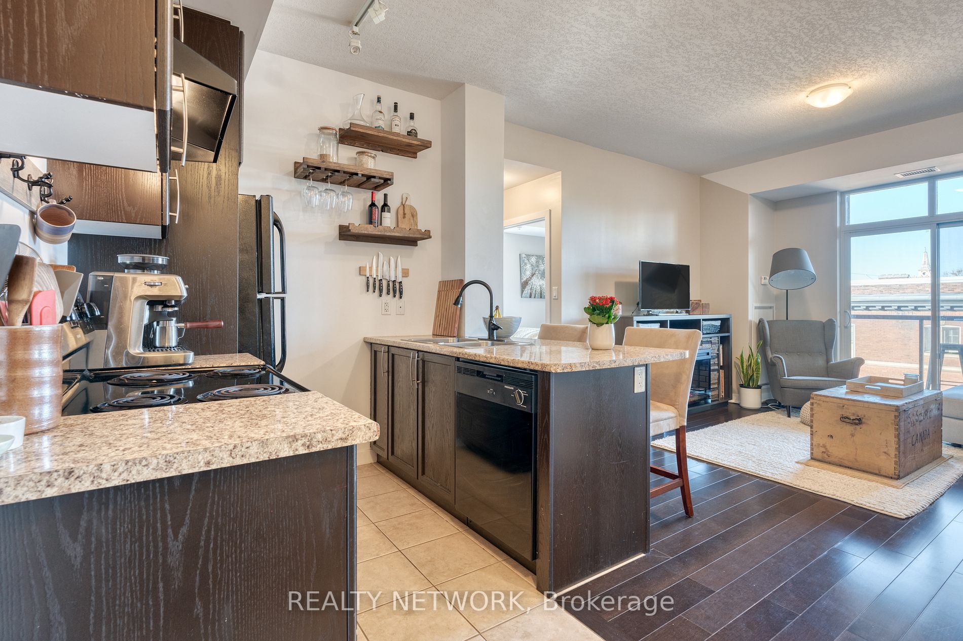 90 Charlton Ave W, #408