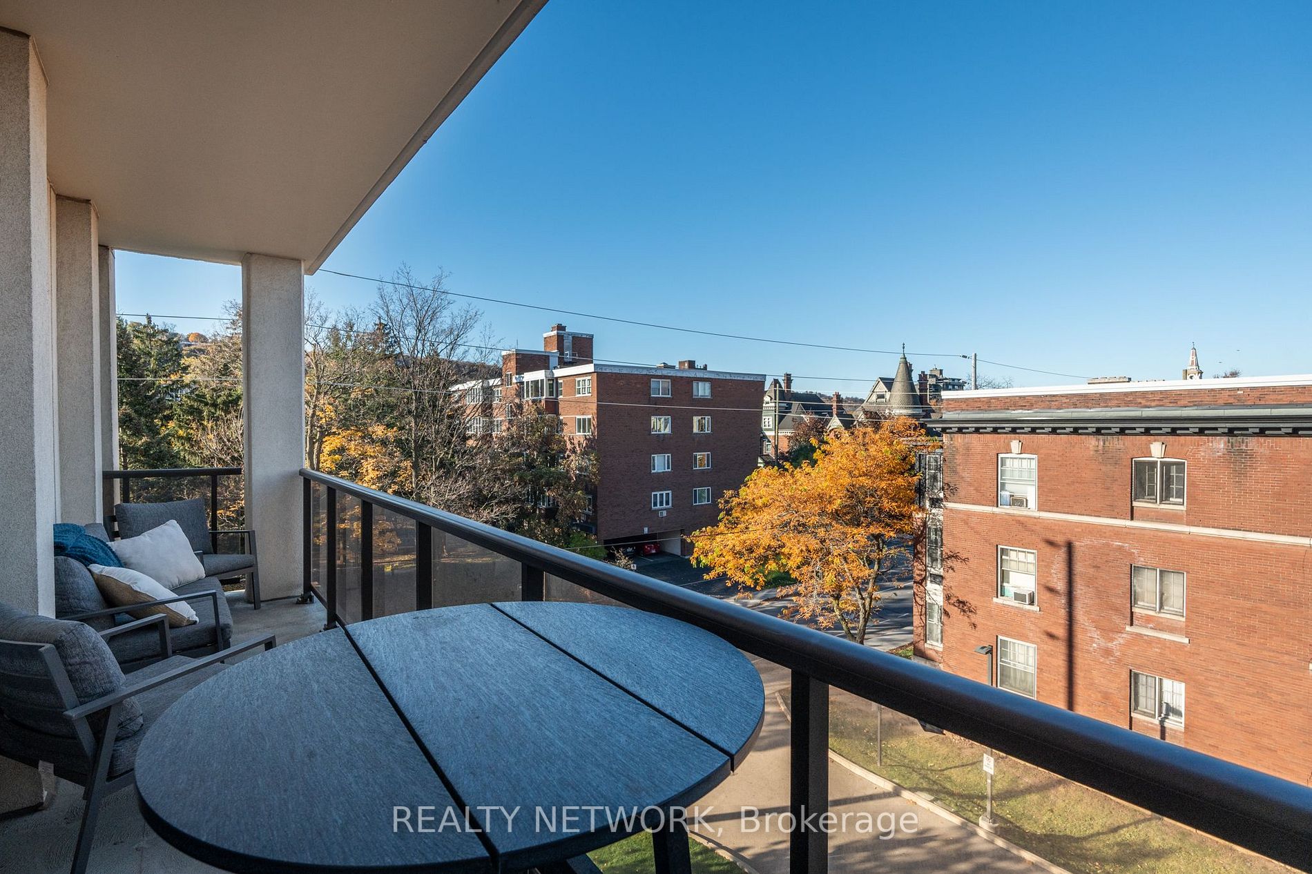 90 Charlton Ave W, #408