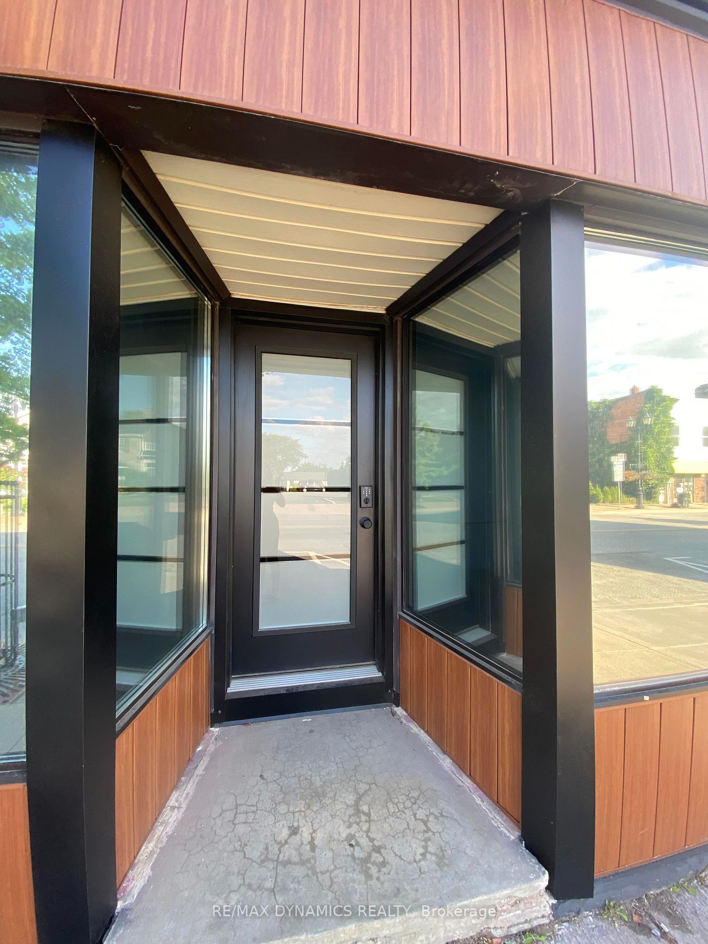 6065* Main St
