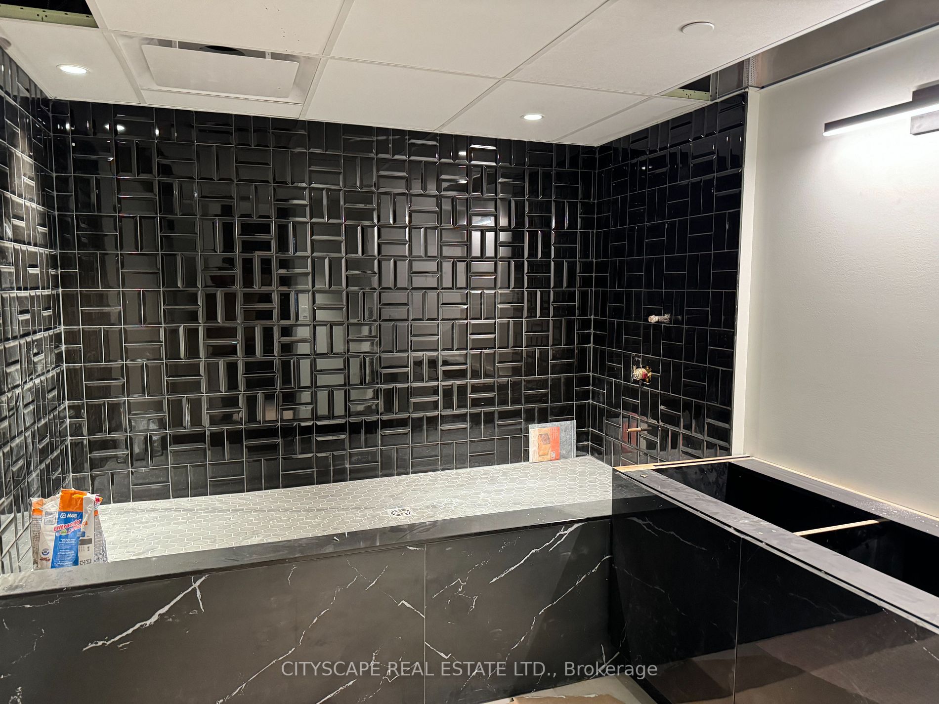 600 North Service Rd, #101
