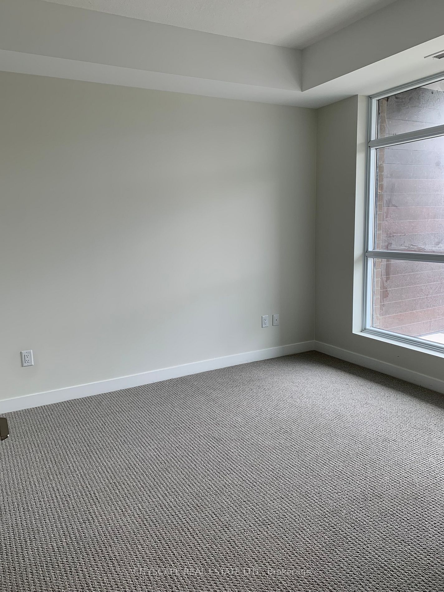 600 North Service Rd, #101