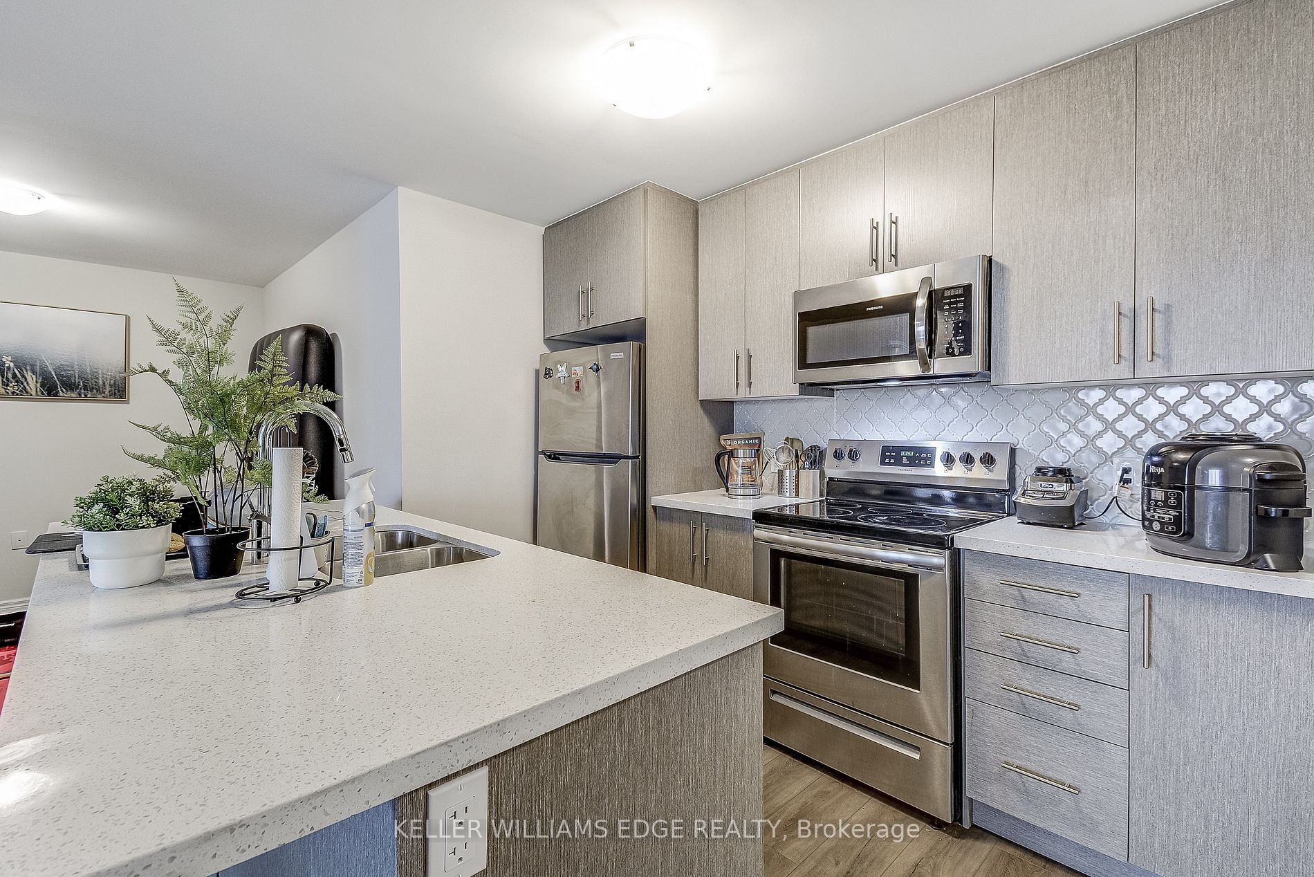 2750 King St E, #601