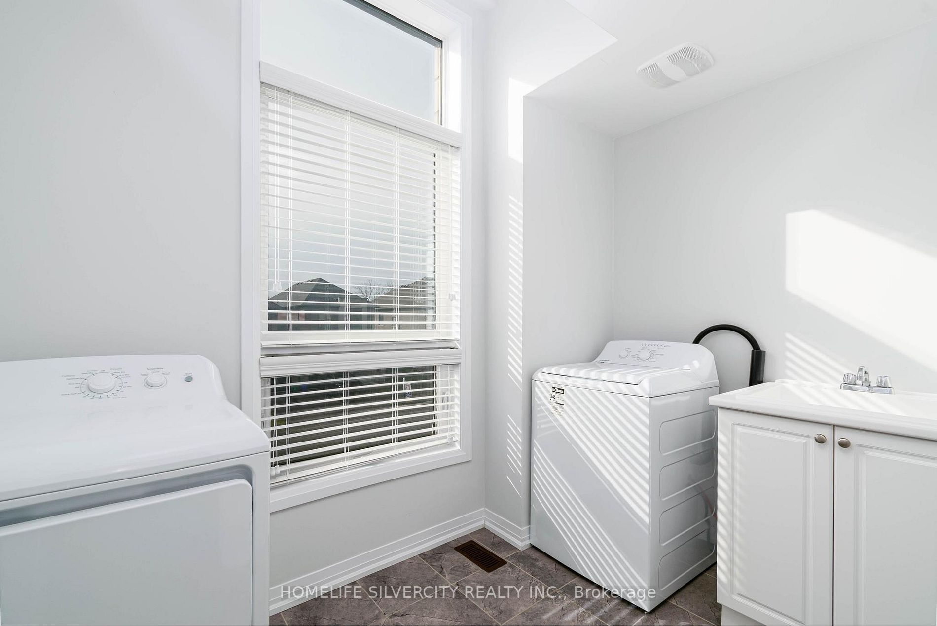 1127 Edinburgh Dr