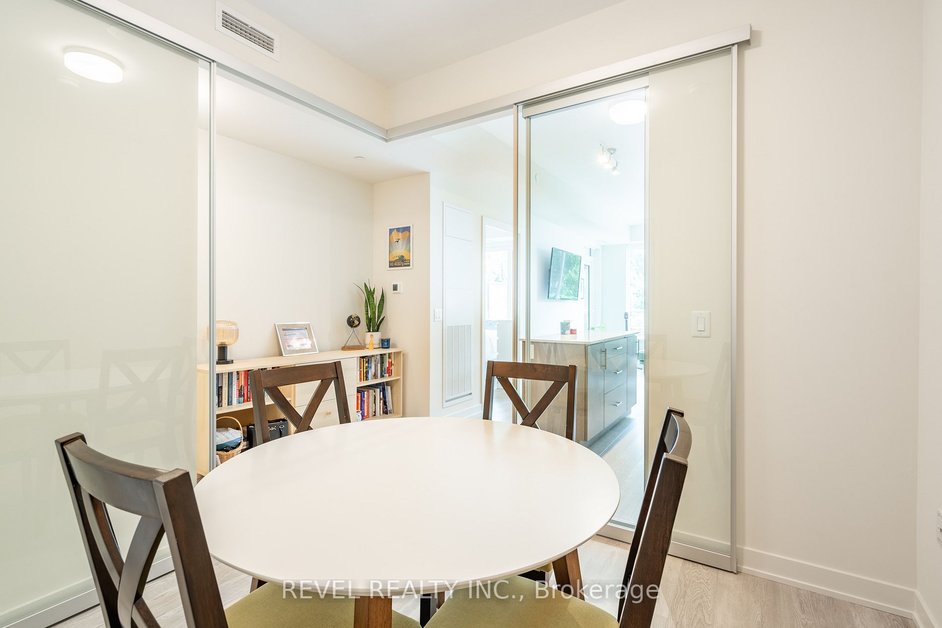 212 King William St, #310
