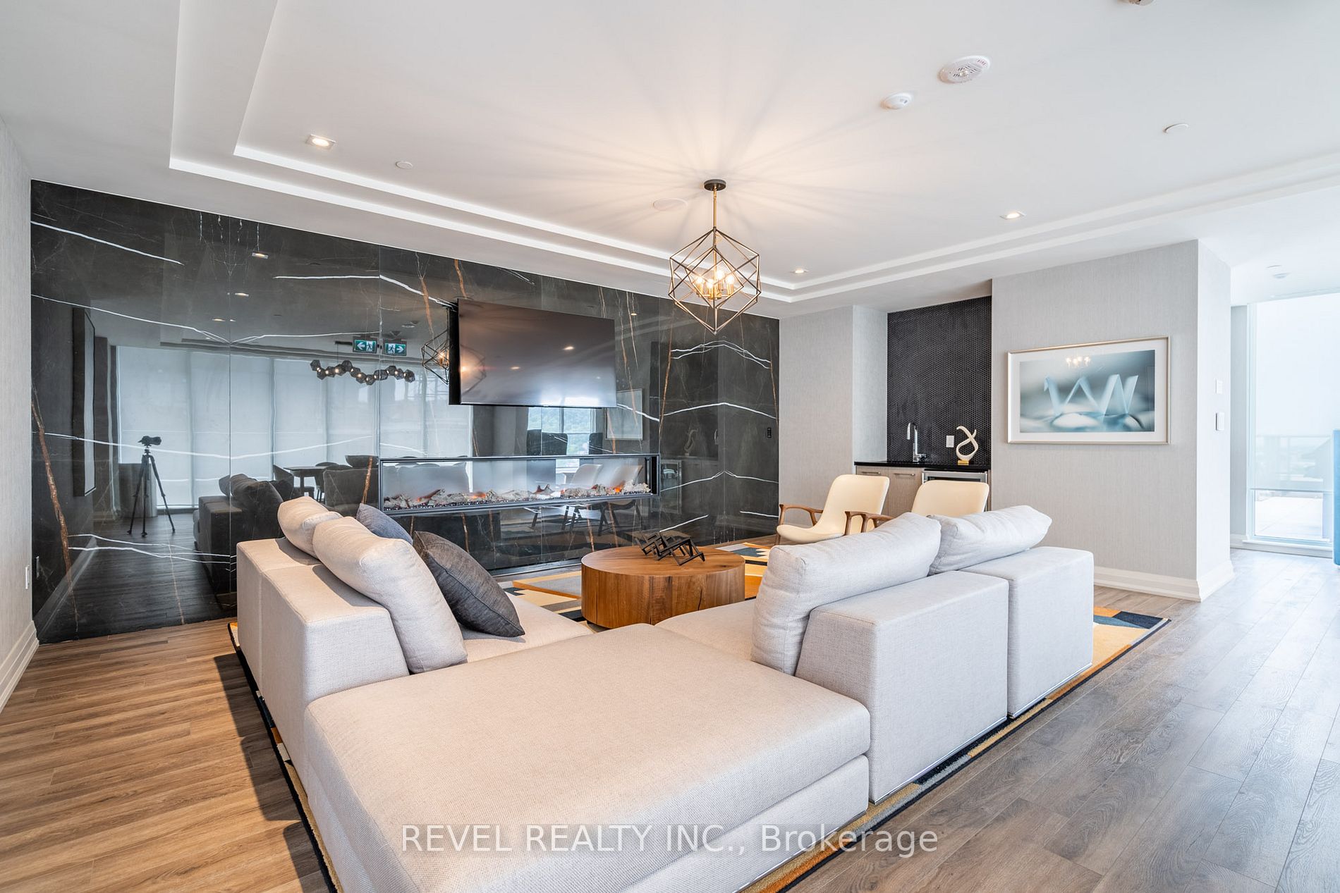 212 King William St, #310