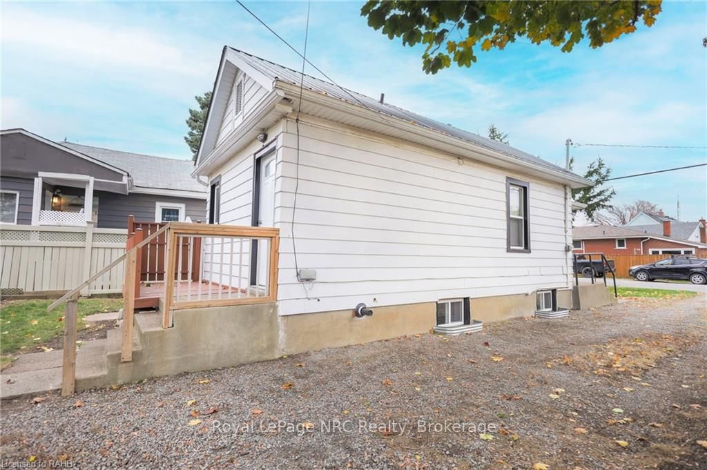 11 Perry St