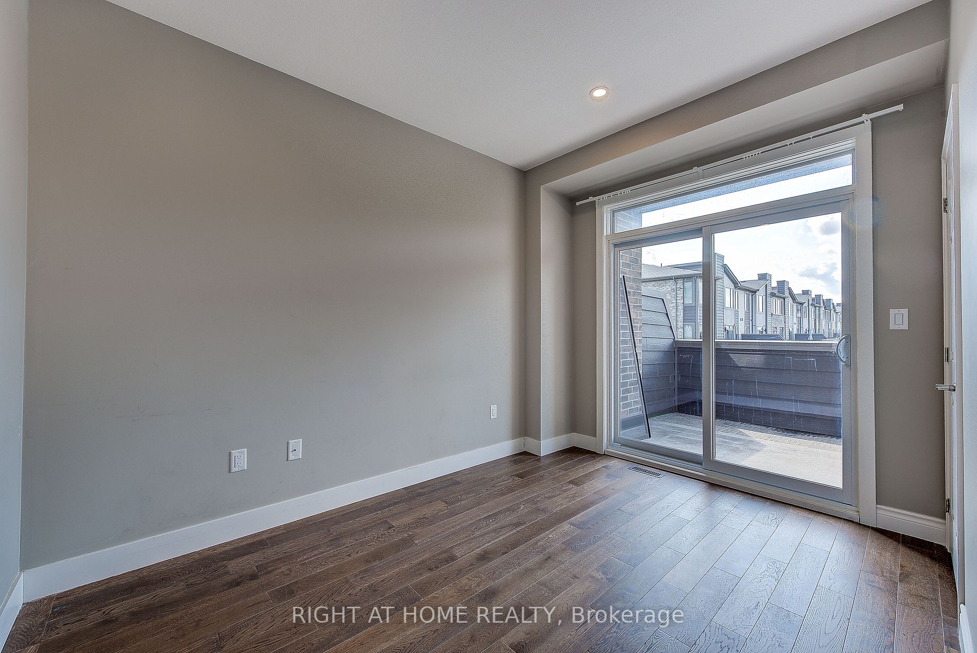 1960 Dalmagarry Rd E, #202