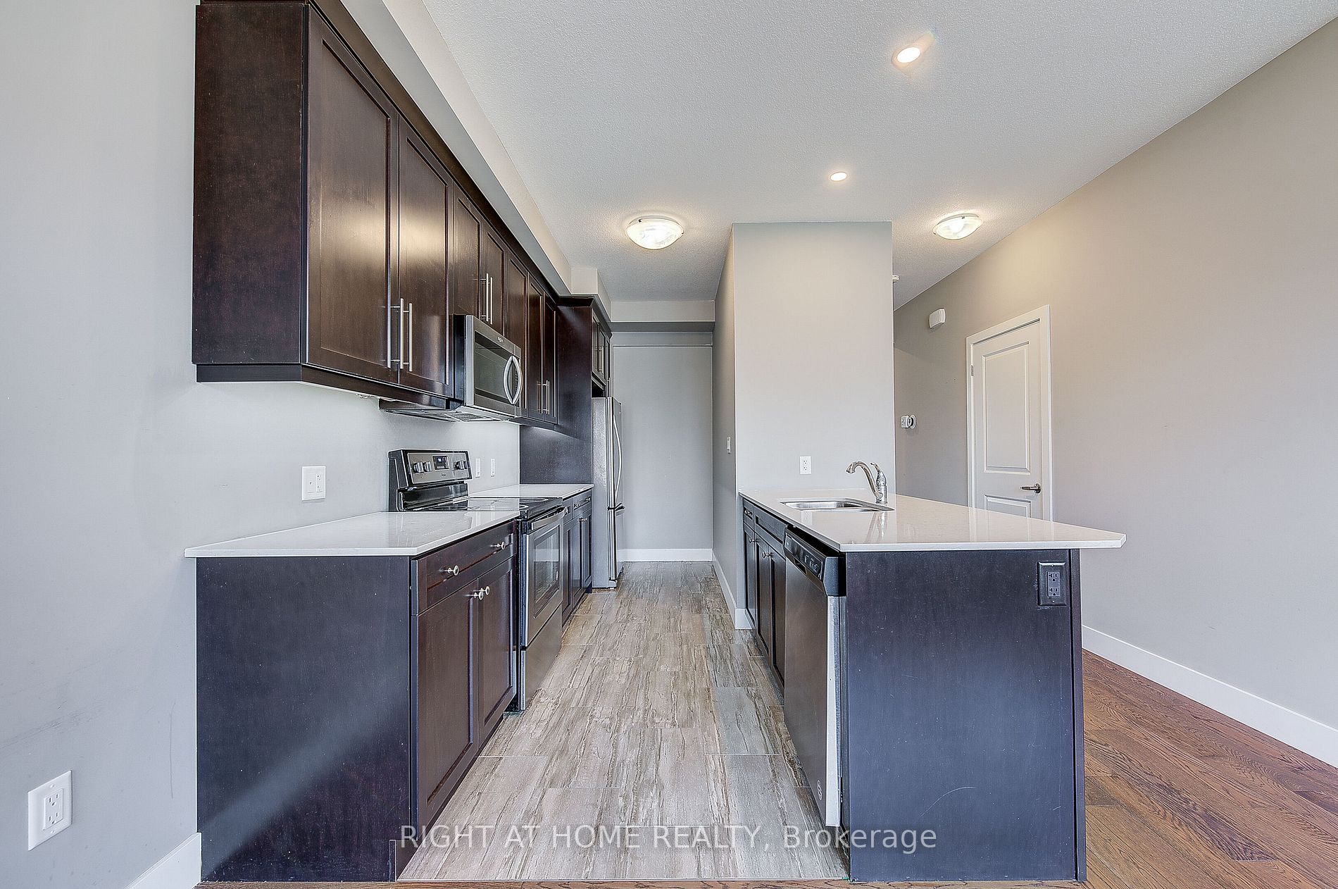1960 Dalmagarry Rd E, #202