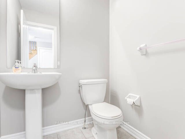 863 Cook Cres
