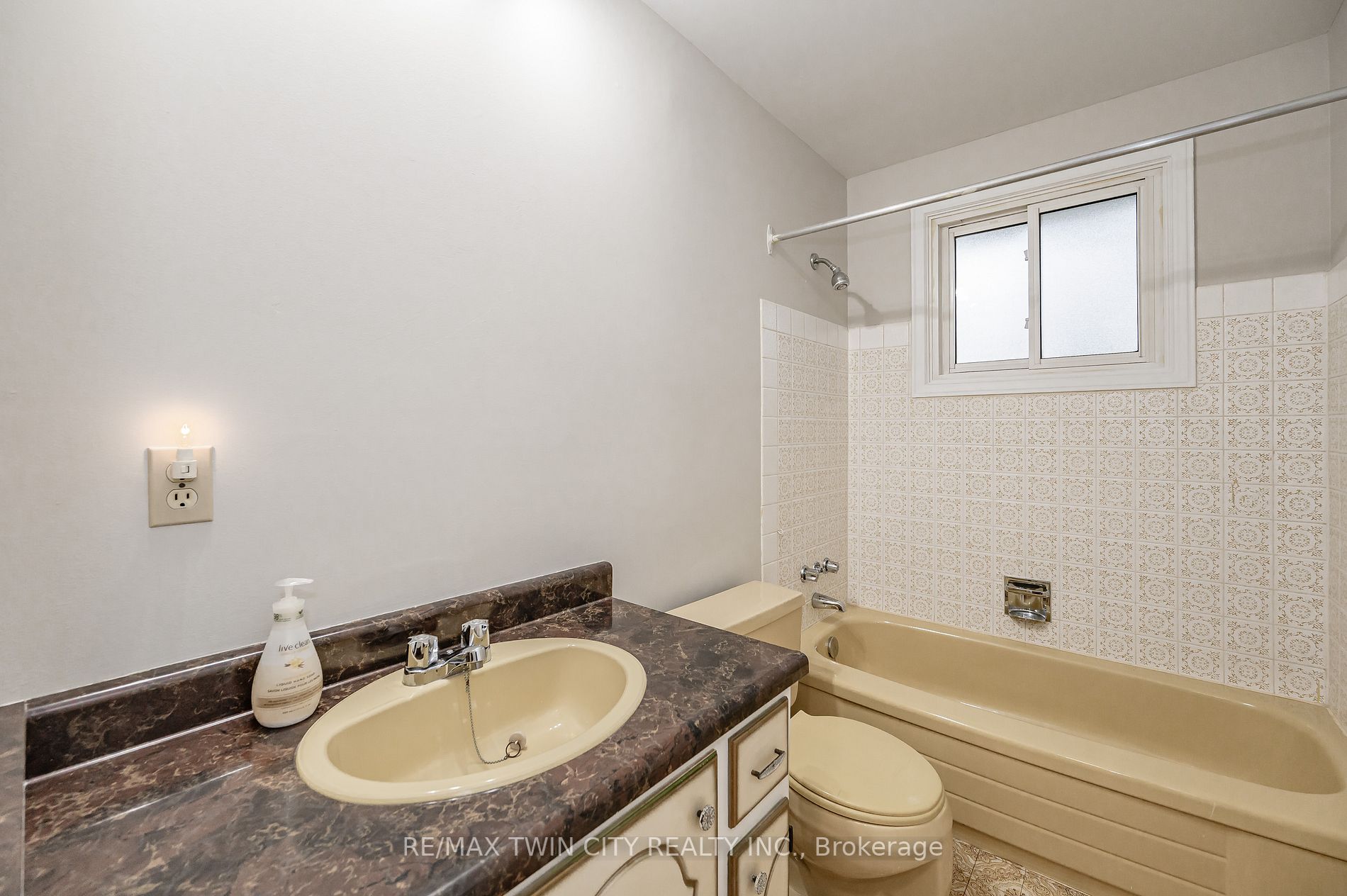 96 Waterloo St