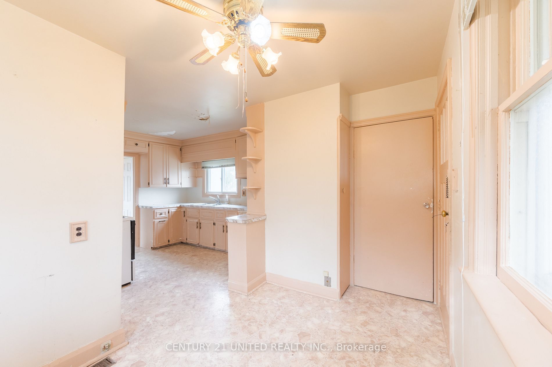 212 Rogers St W