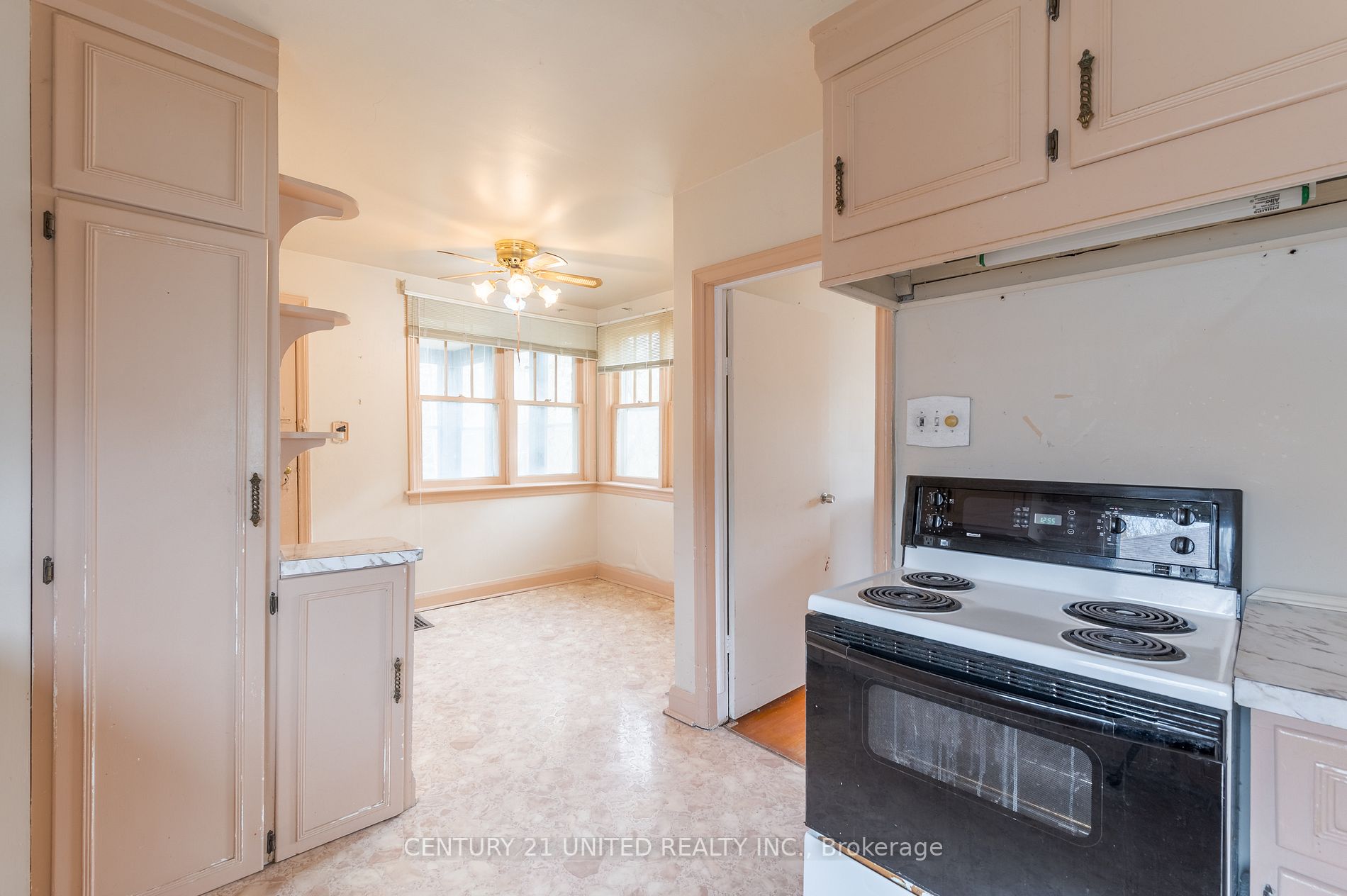 212 Rogers St W