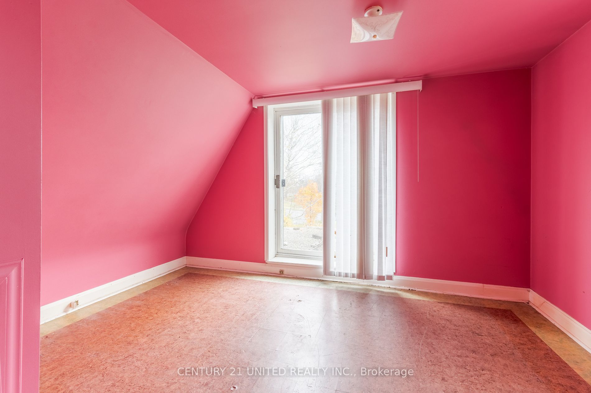 212 Rogers St W