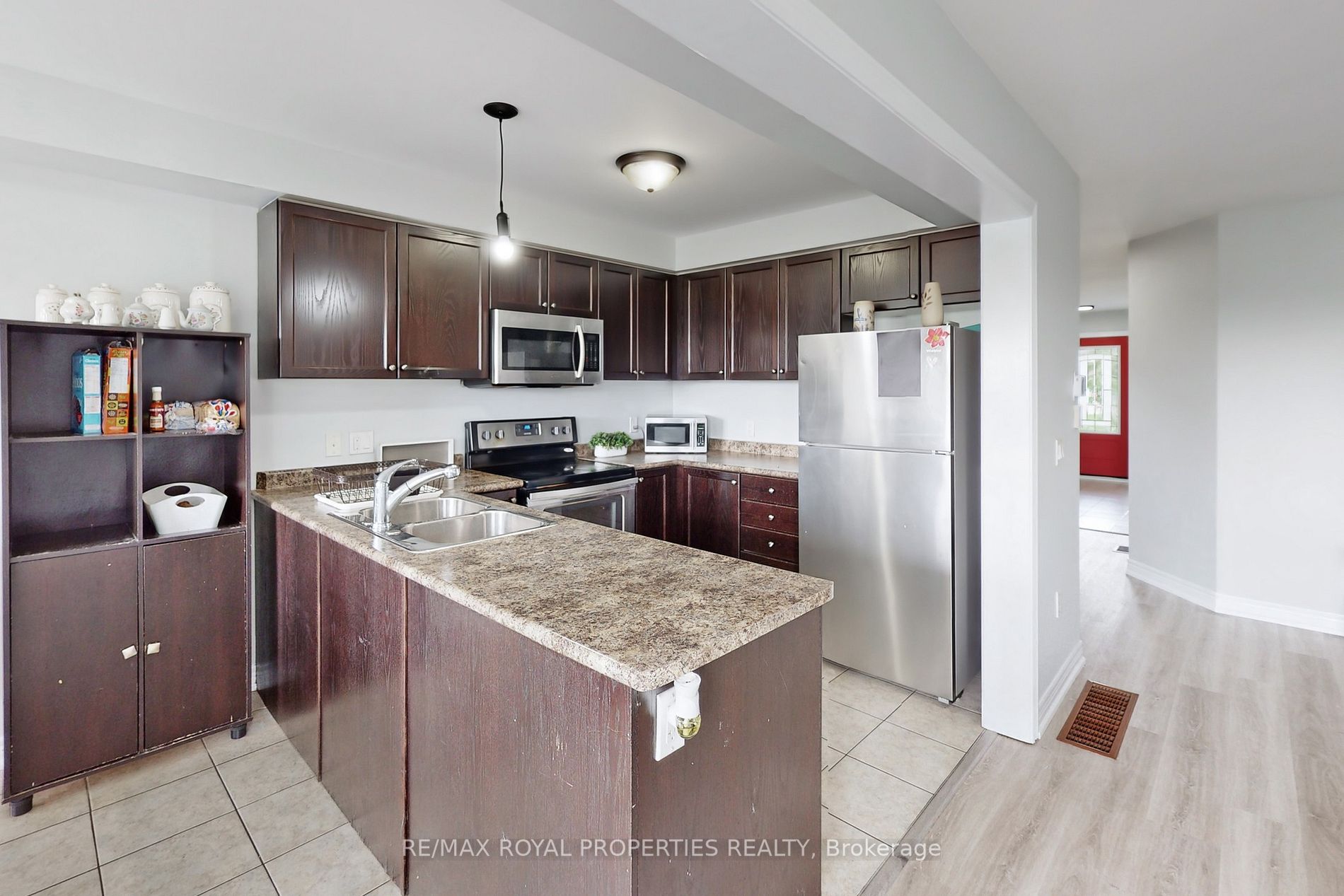 740 Cook Cres