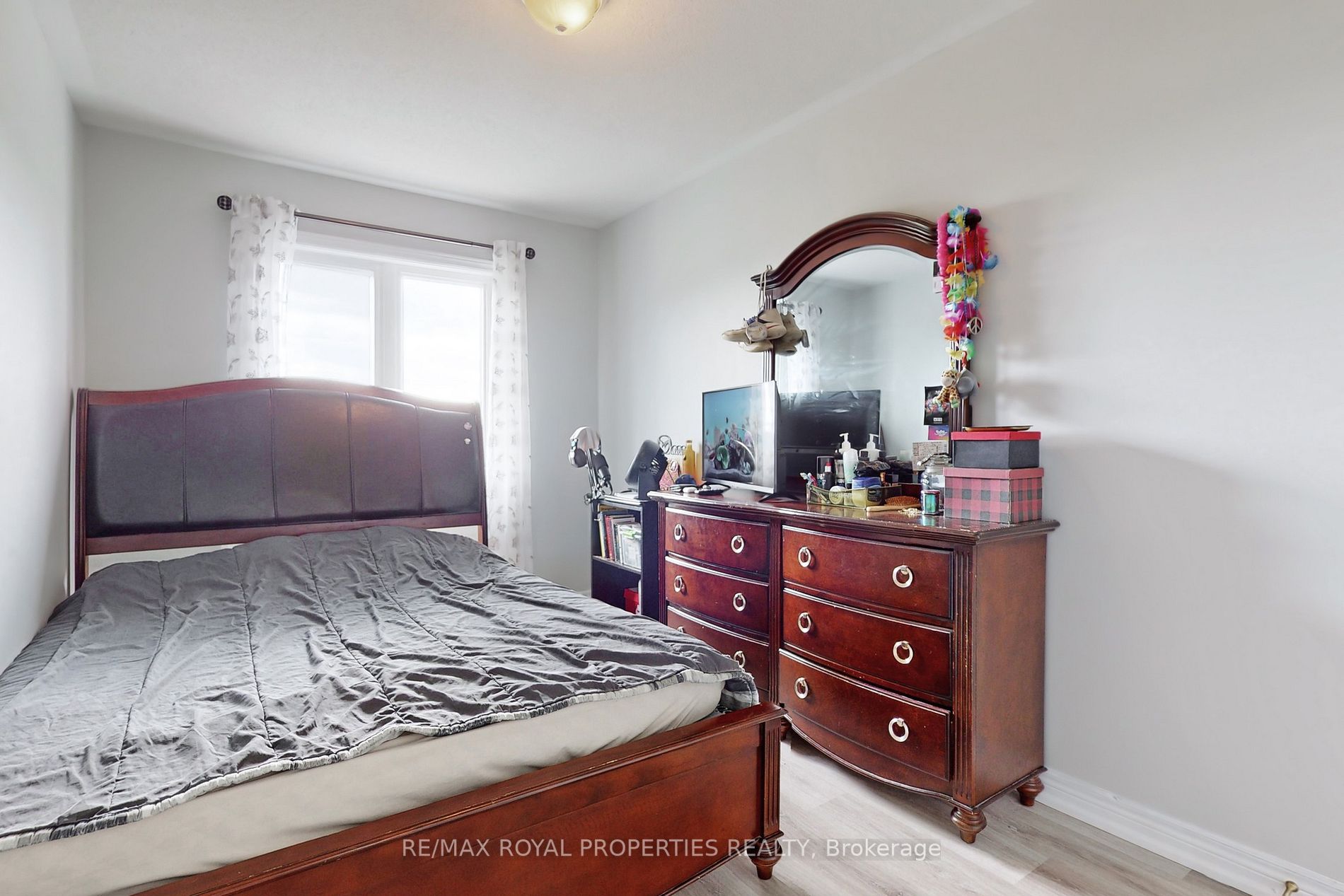 740 Cook Cres