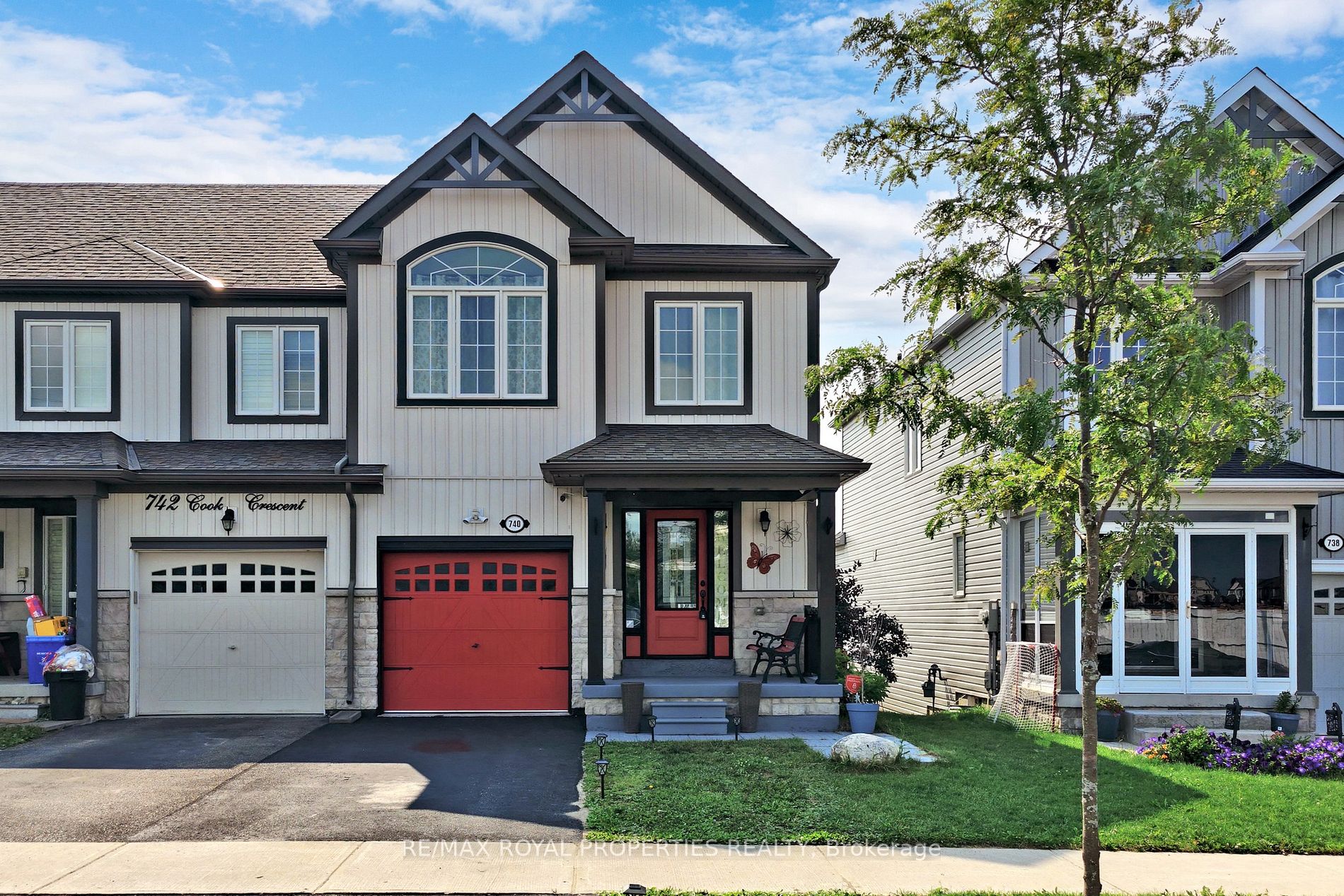 740 Cook Cres