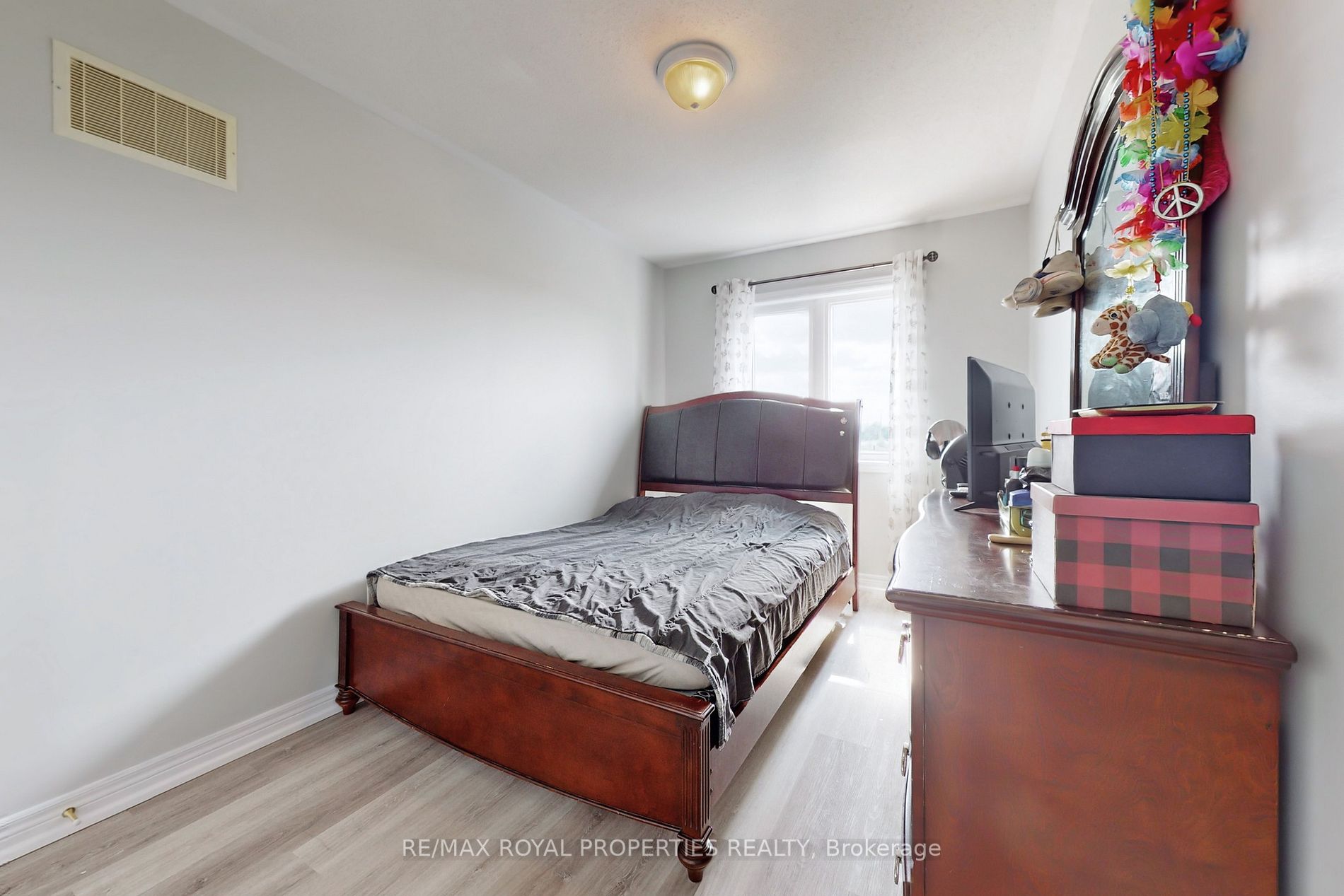 740 Cook Cres