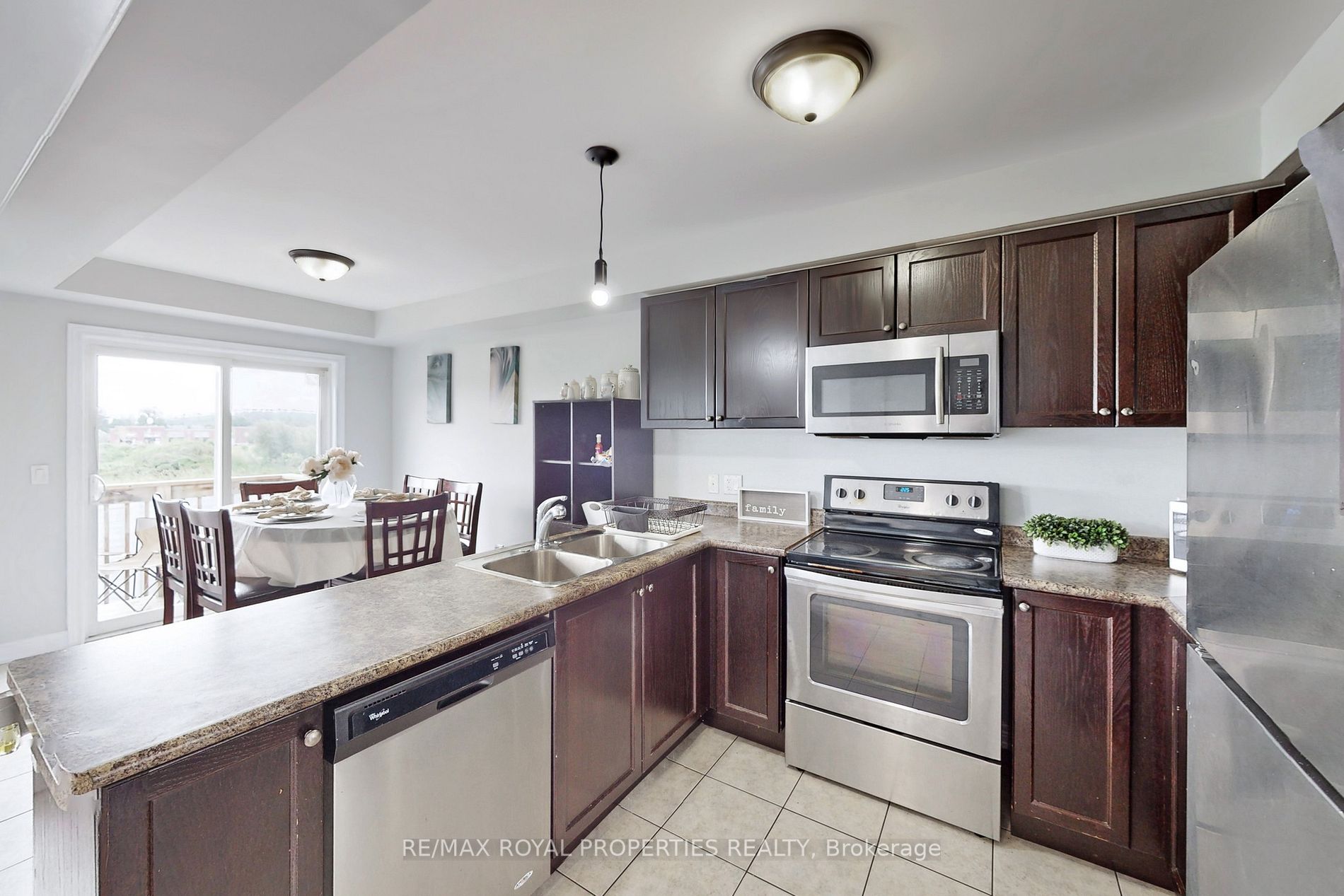 740 Cook Cres