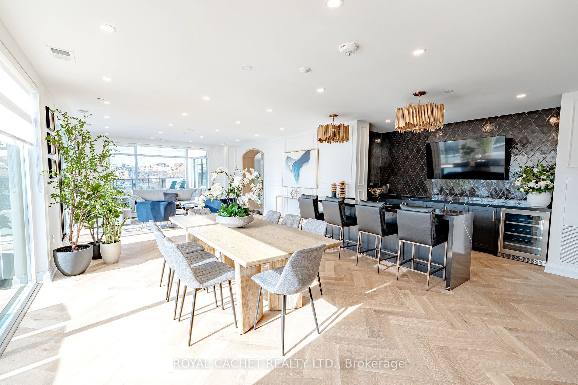 71 Wyndham St S, #409
