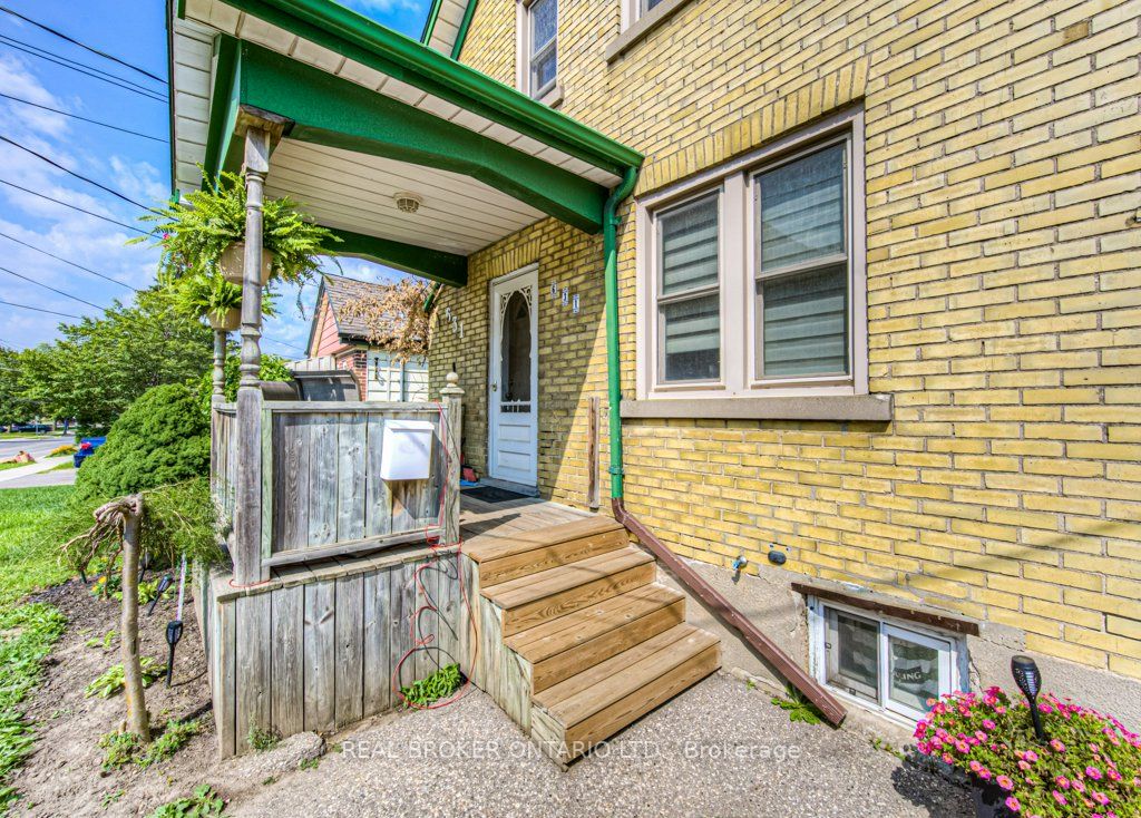 631 Stirling Ave S