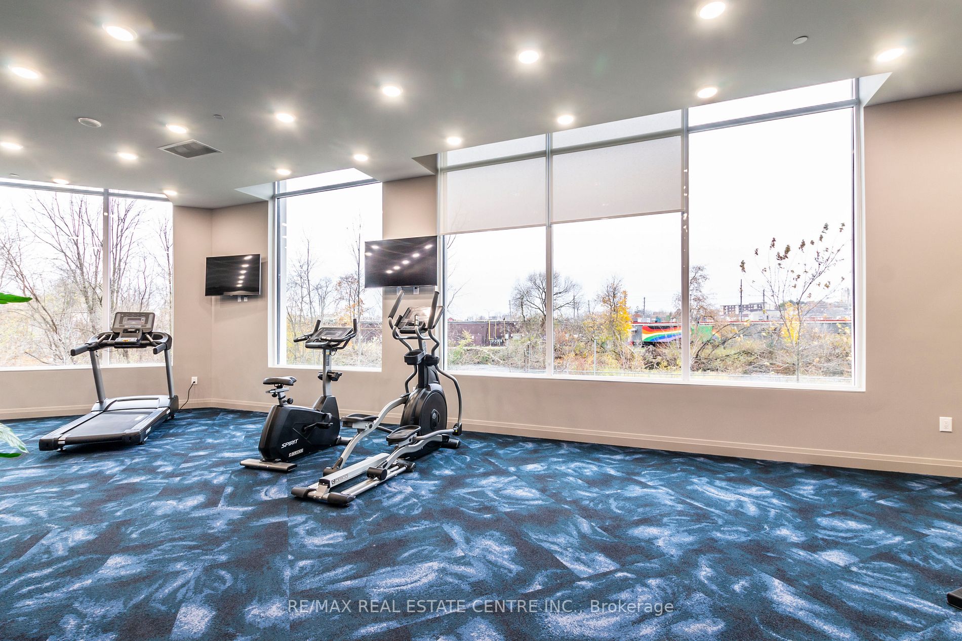71 Wyndham St S, #701