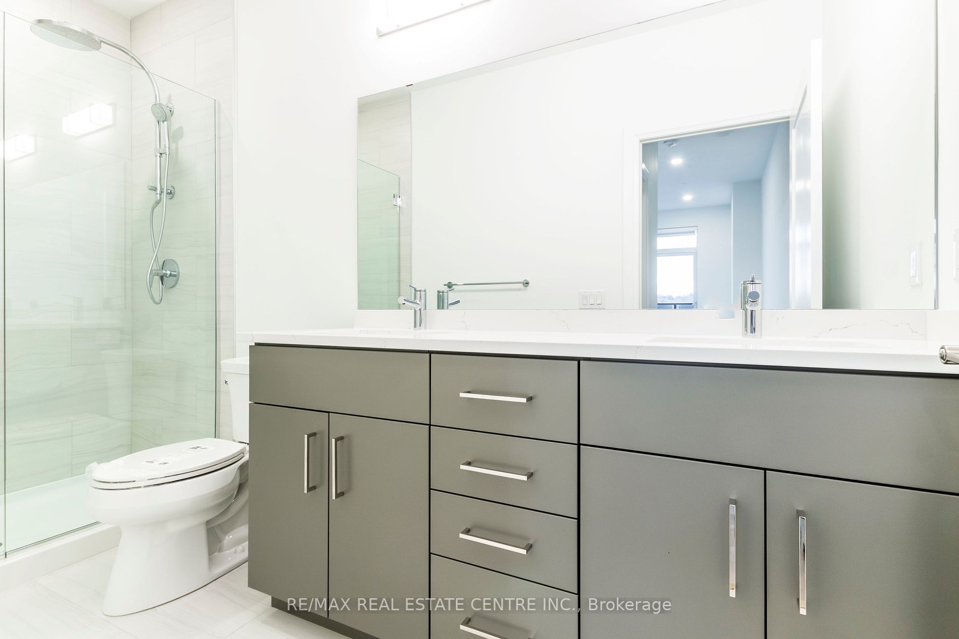 71 Wyndham St S, #701