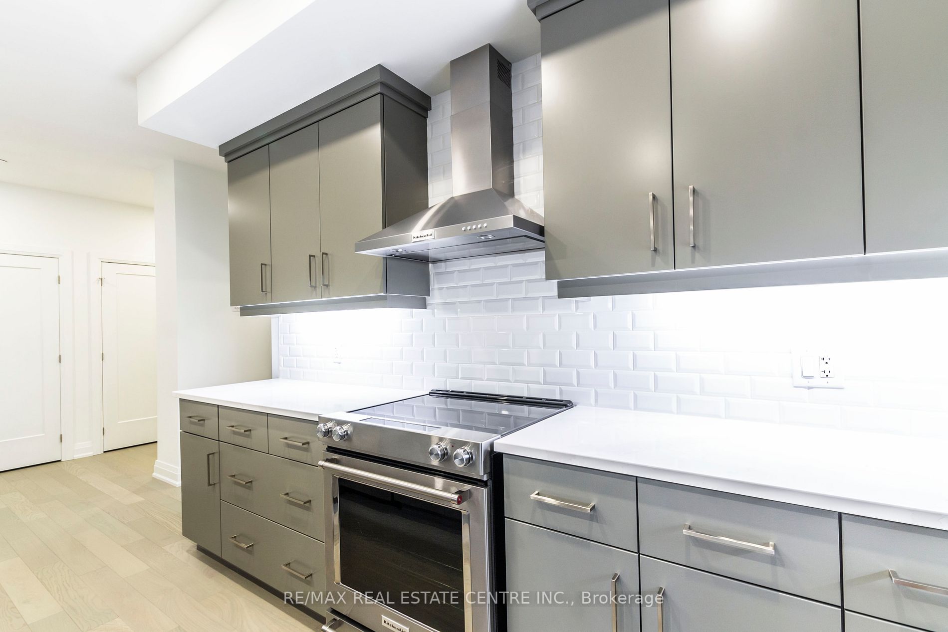 71 Wyndham St S, #701