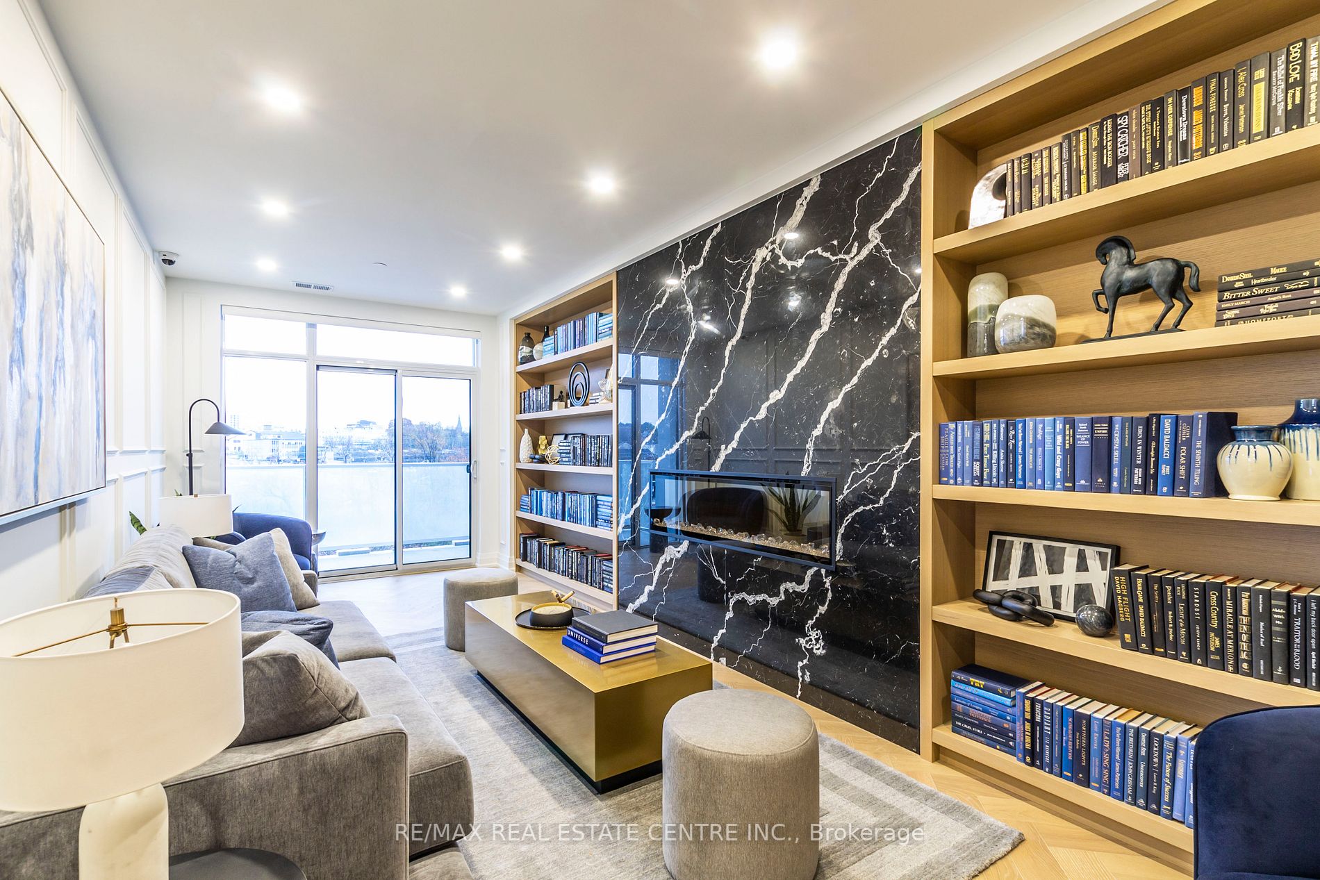 71 Wyndham St S, #701