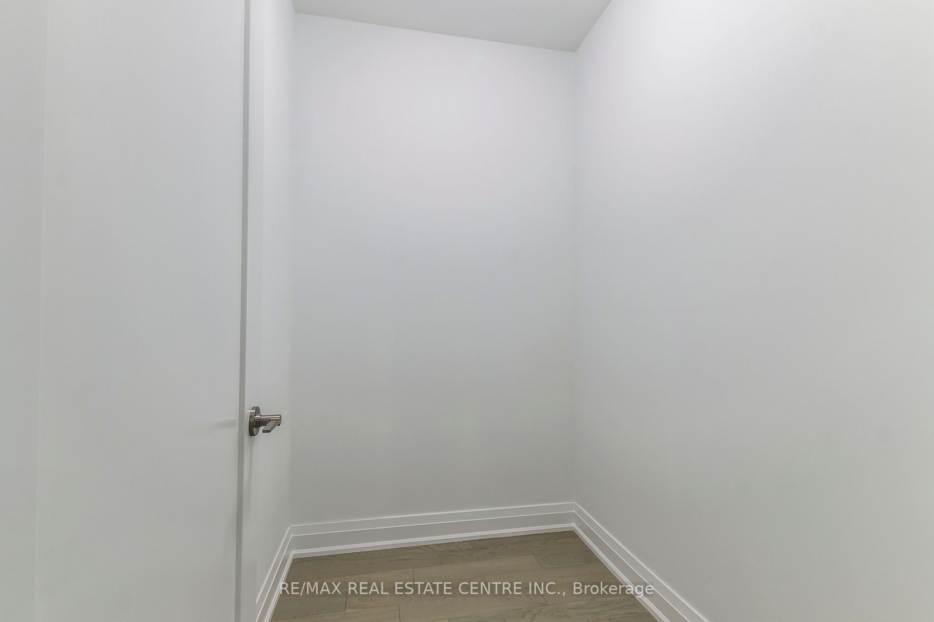 71 Wyndham St S, #701