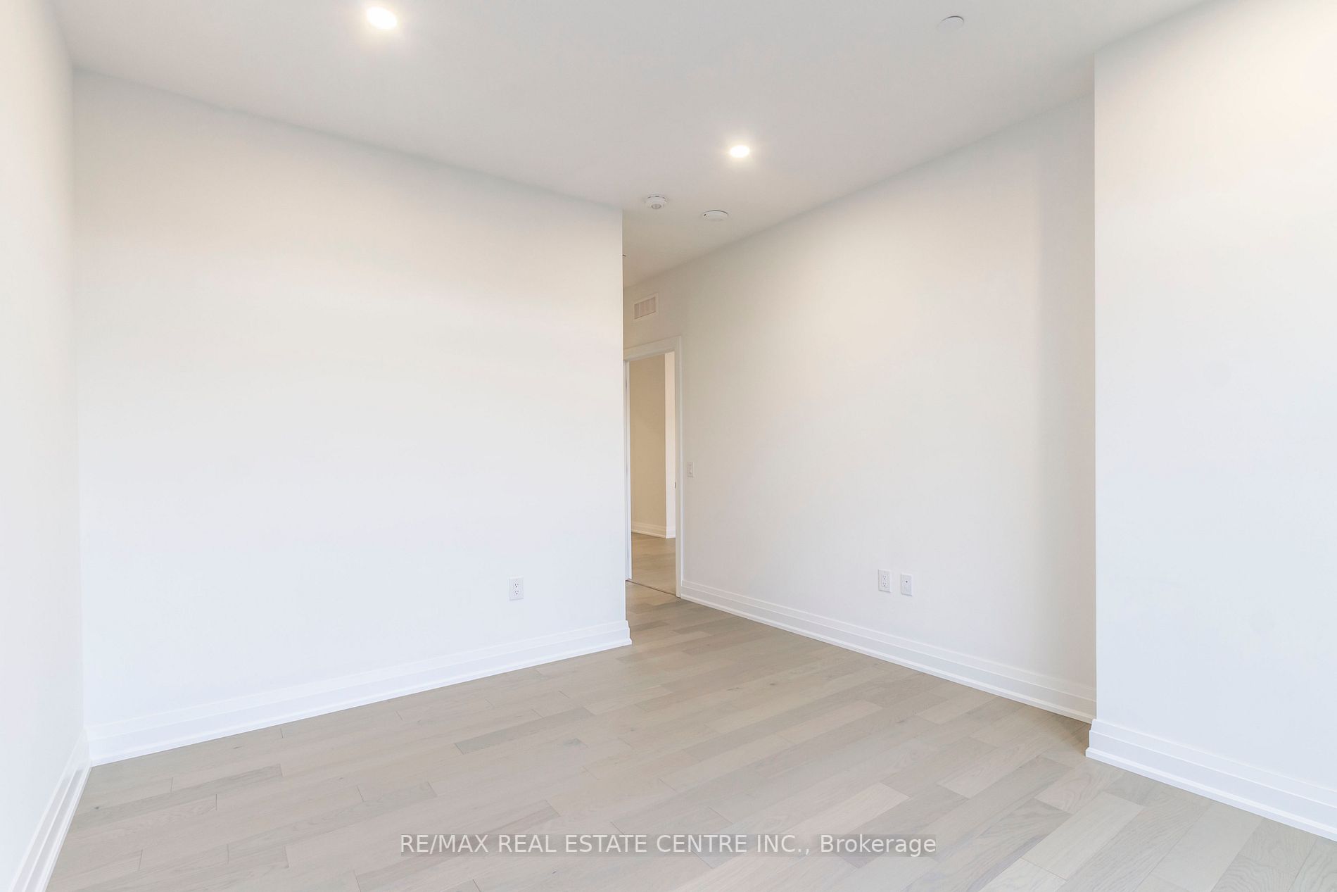 71 Wyndham St S, #701