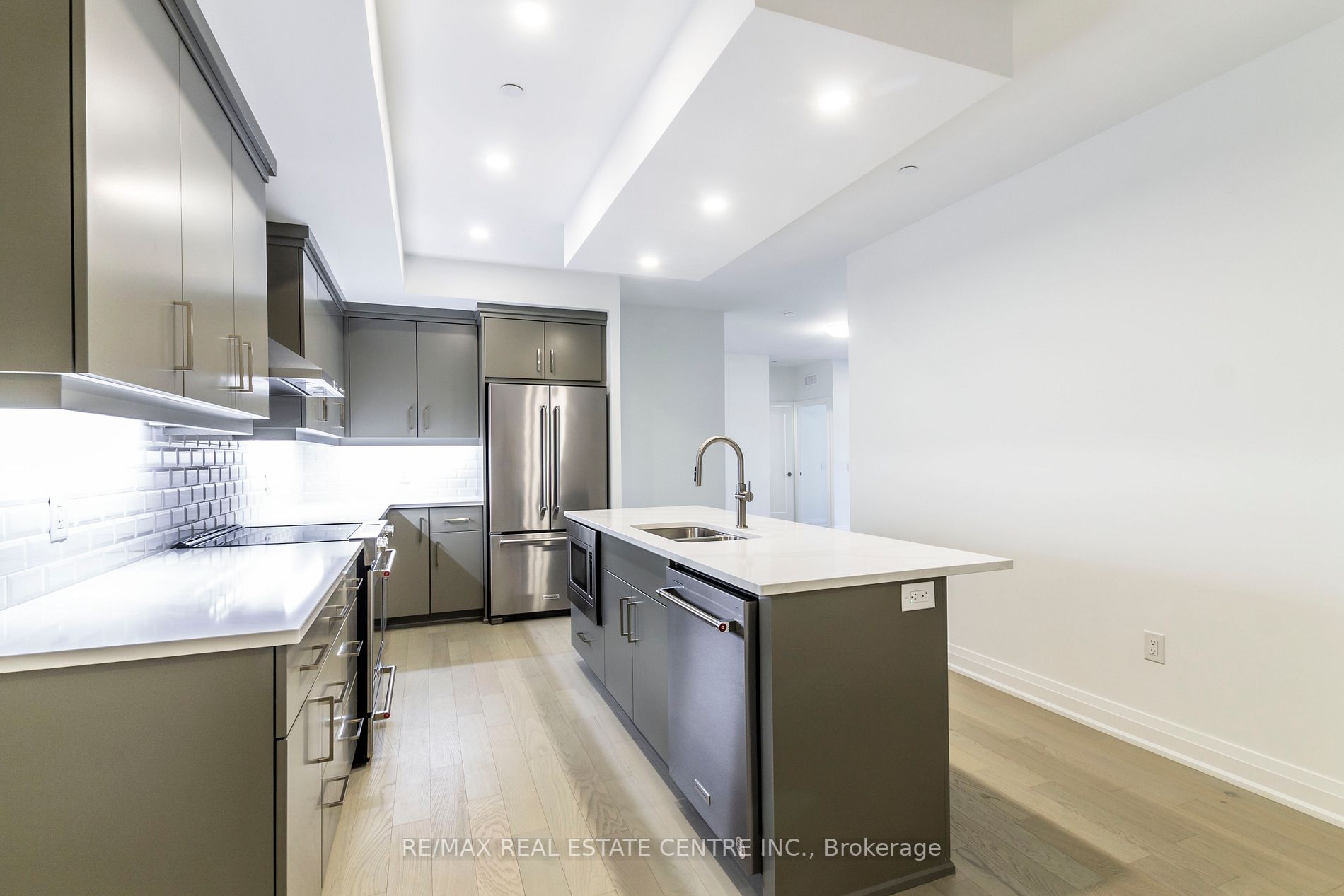 71 Wyndham St S, #701