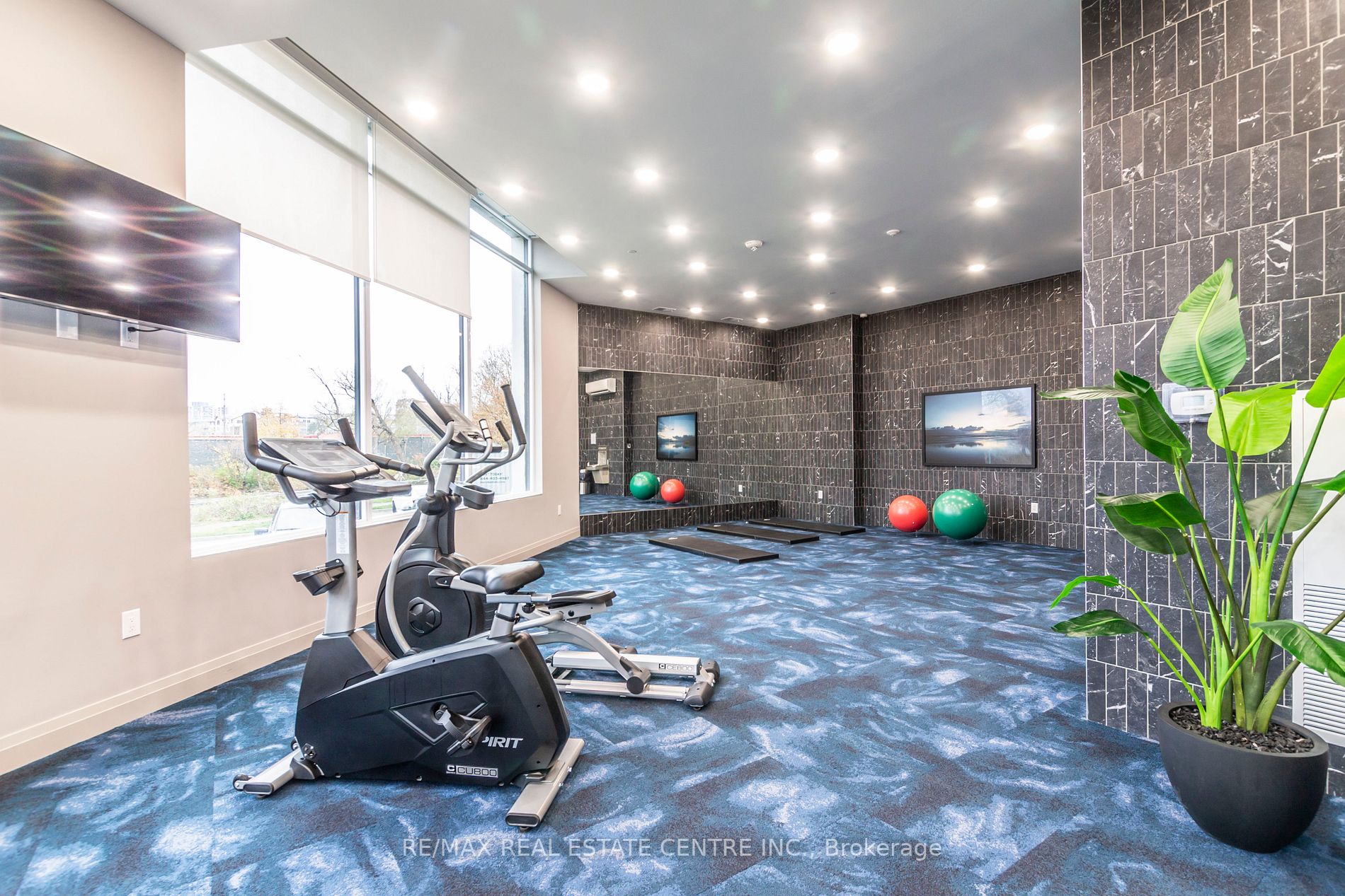 71 Wyndham St S, #701