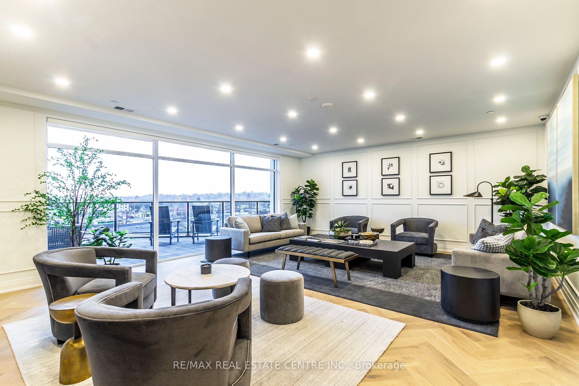 71 Wyndham St S, #701