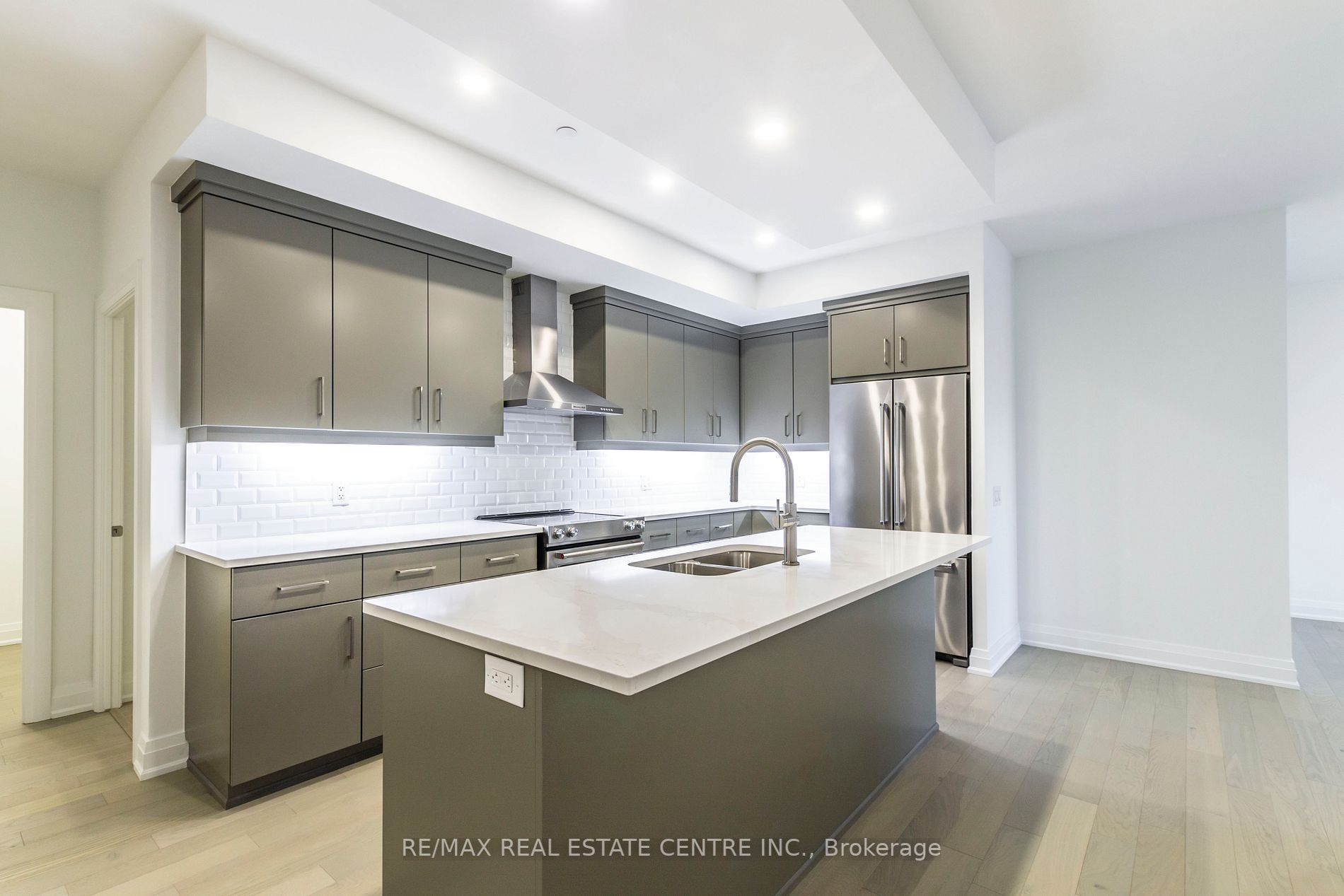 71 Wyndham St S, #701