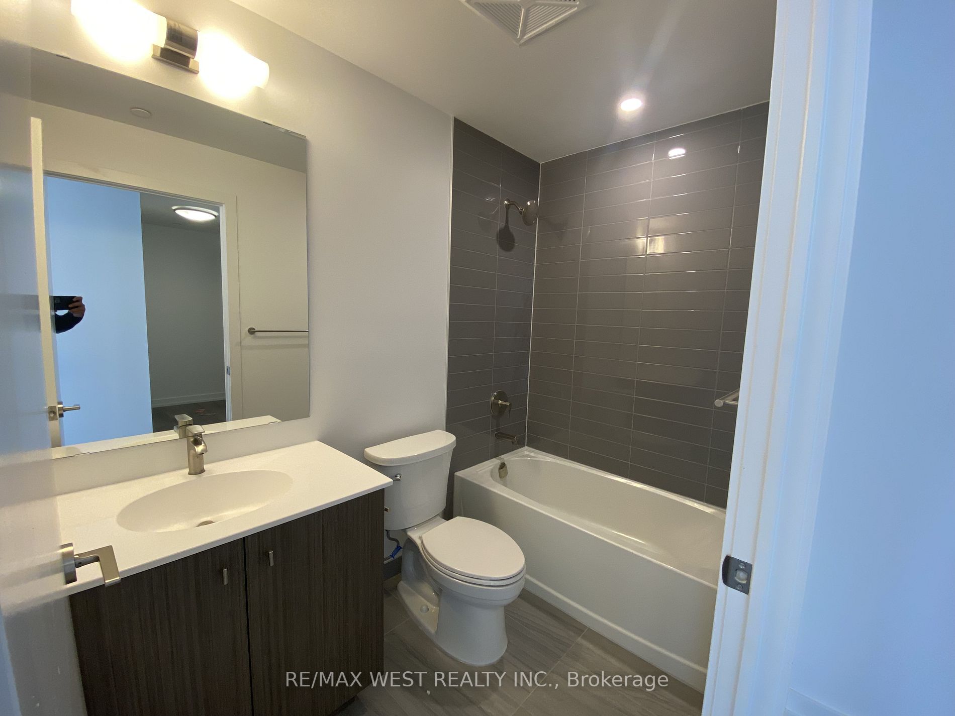 15 Wellington St, #1606