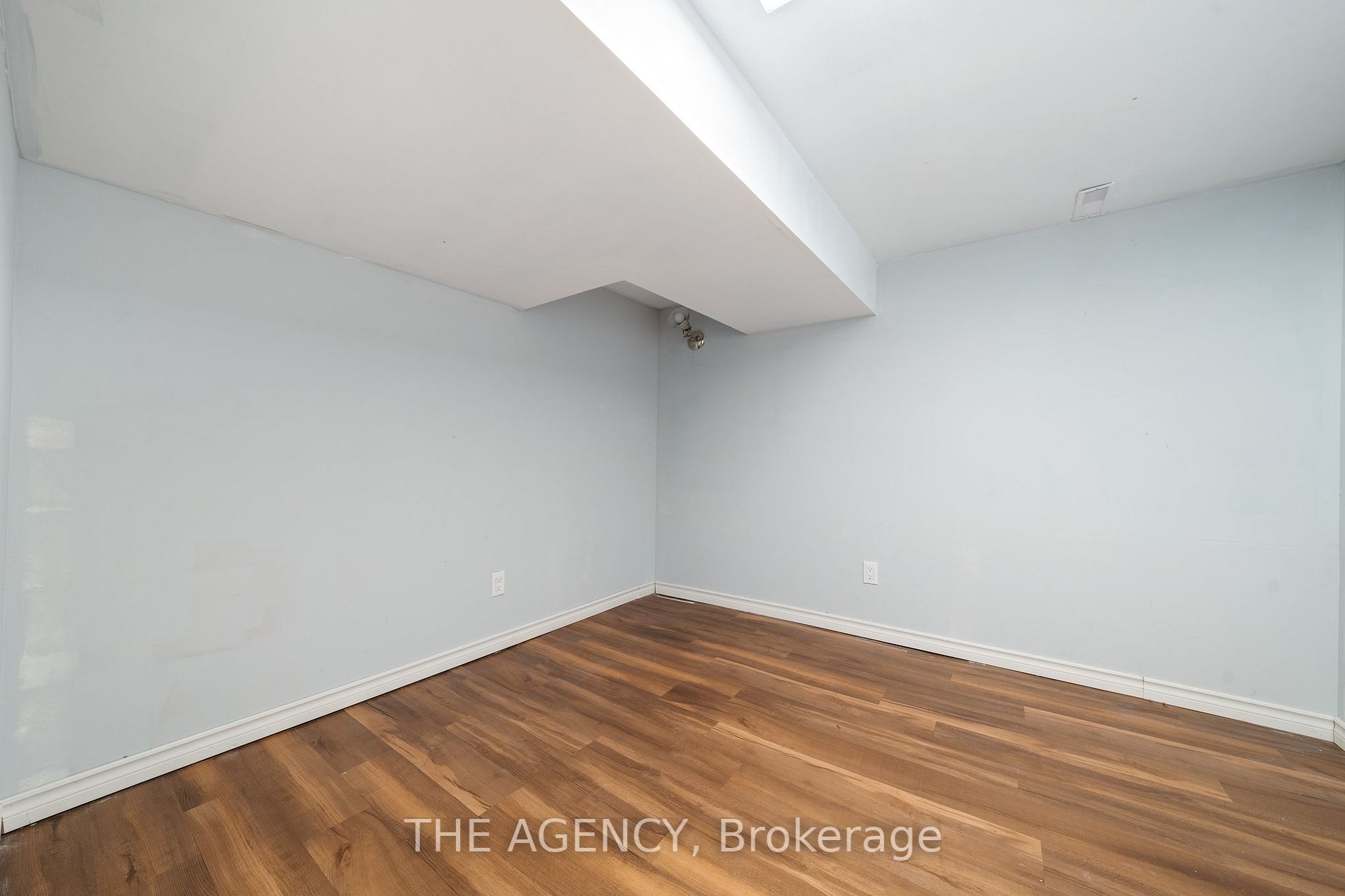 147 Dundas St